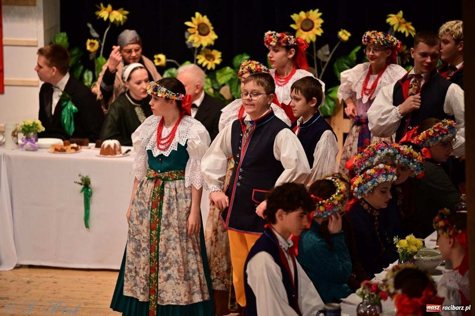 Zdjęcie w galerii na portalu naszraciborz.pl: Raciborzanie wystawili w RCK-u widowisko folklorystyczne Wesele wiadomości z regionu