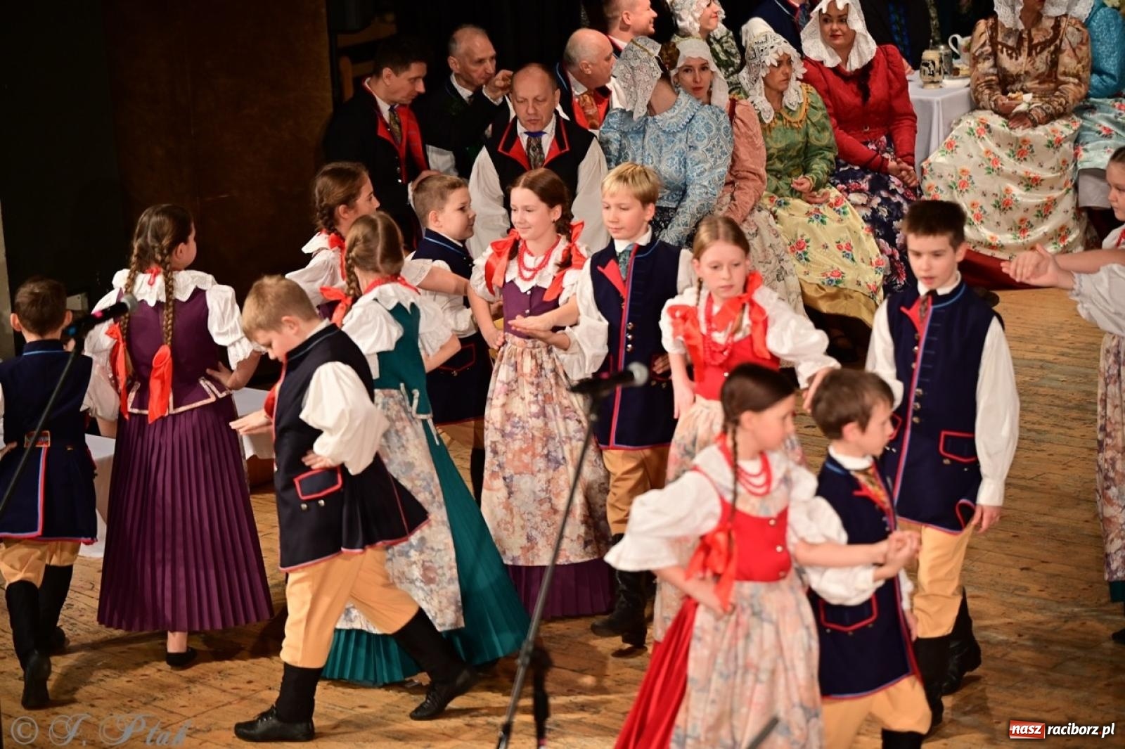 Zdjęcie w galerii na portalu naszraciborz.pl: Raciborzanie wystawili w RCK-u widowisko folklorystyczne Wesele wiadomości z regionu