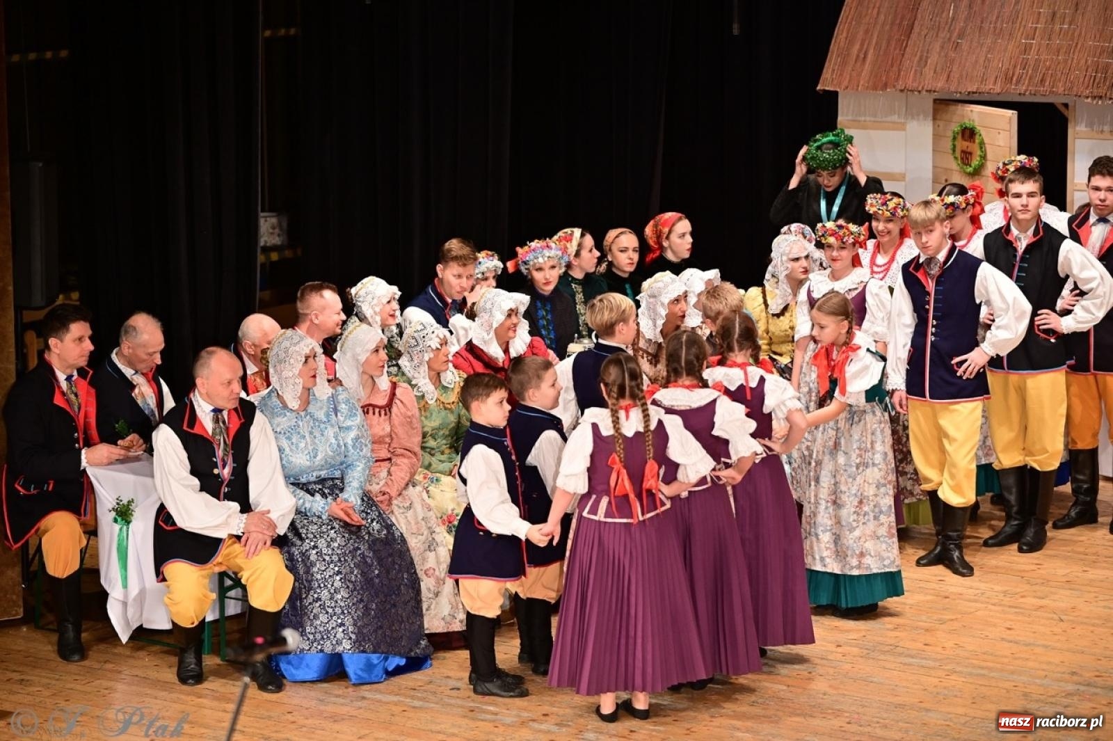 Zdjęcie w galerii na portalu naszraciborz.pl: Raciborzanie wystawili w RCK-u widowisko folklorystyczne Wesele wiadomości z regionu