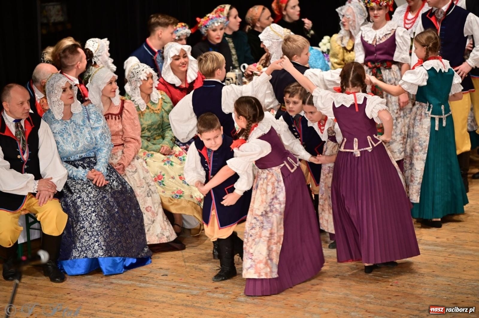 Zdjęcie w galerii na portalu naszraciborz.pl: Raciborzanie wystawili w RCK-u widowisko folklorystyczne Wesele wiadomości z regionu