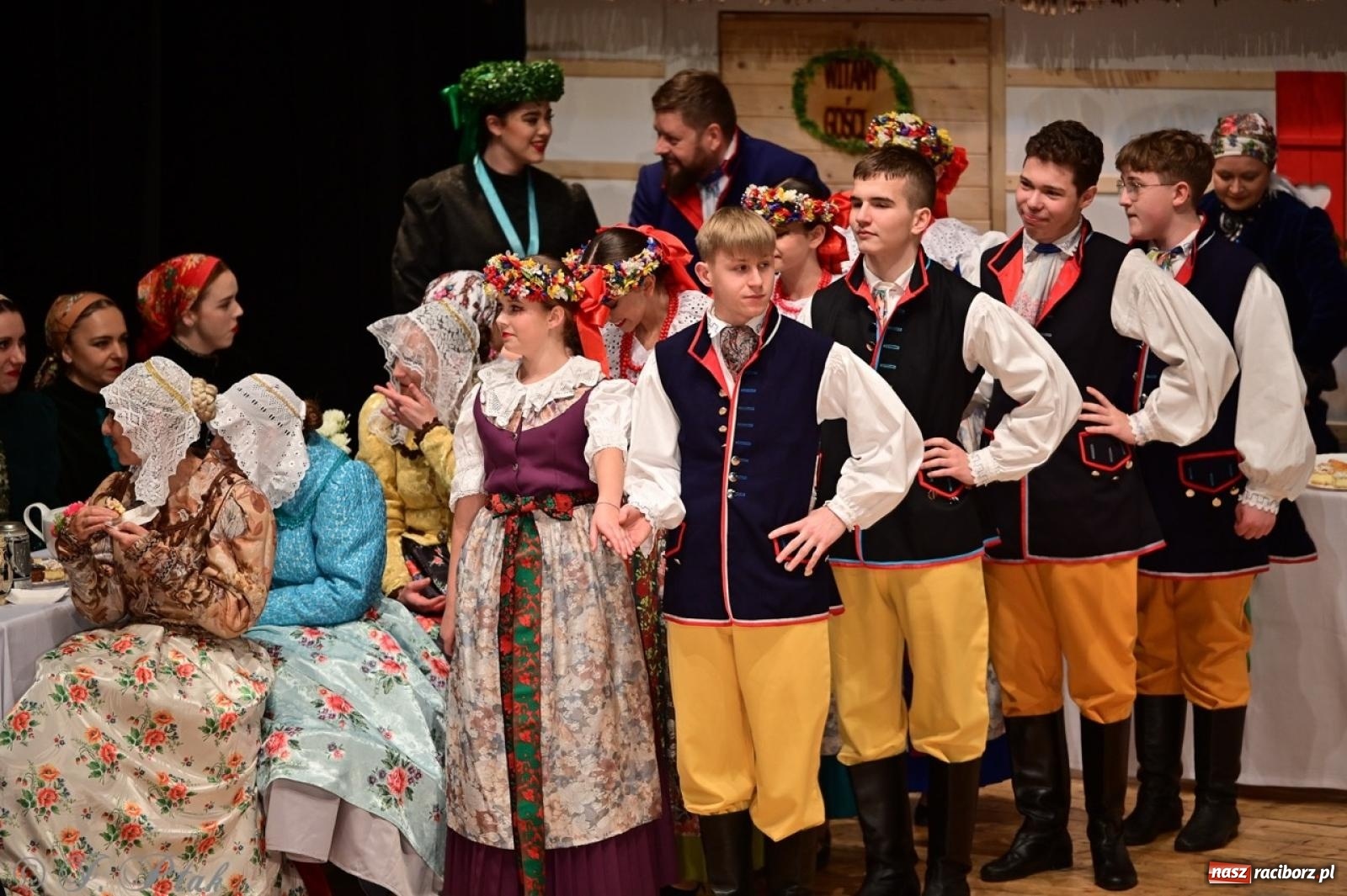 Zdjęcie w galerii na portalu naszraciborz.pl: Raciborzanie wystawili w RCK-u widowisko folklorystyczne Wesele wiadomości z regionu