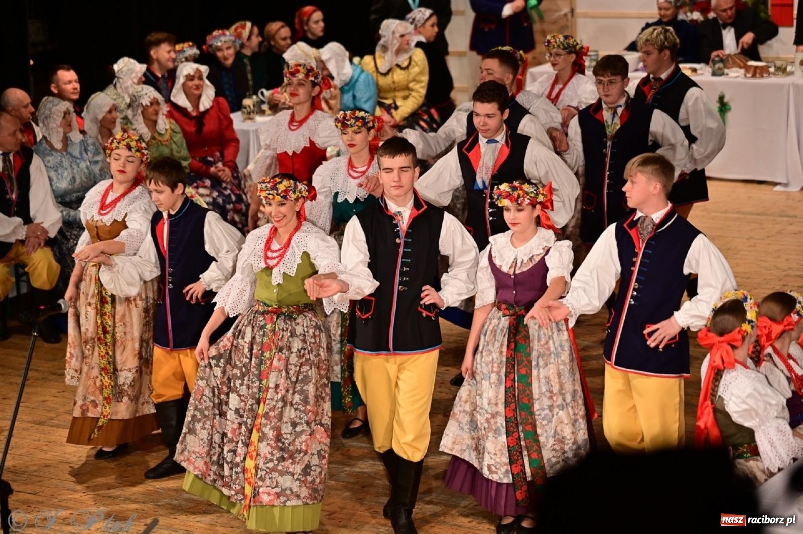 Zdjęcie w galerii na portalu naszraciborz.pl: Raciborzanie wystawili w RCK-u widowisko folklorystyczne Wesele wiadomości z regionu