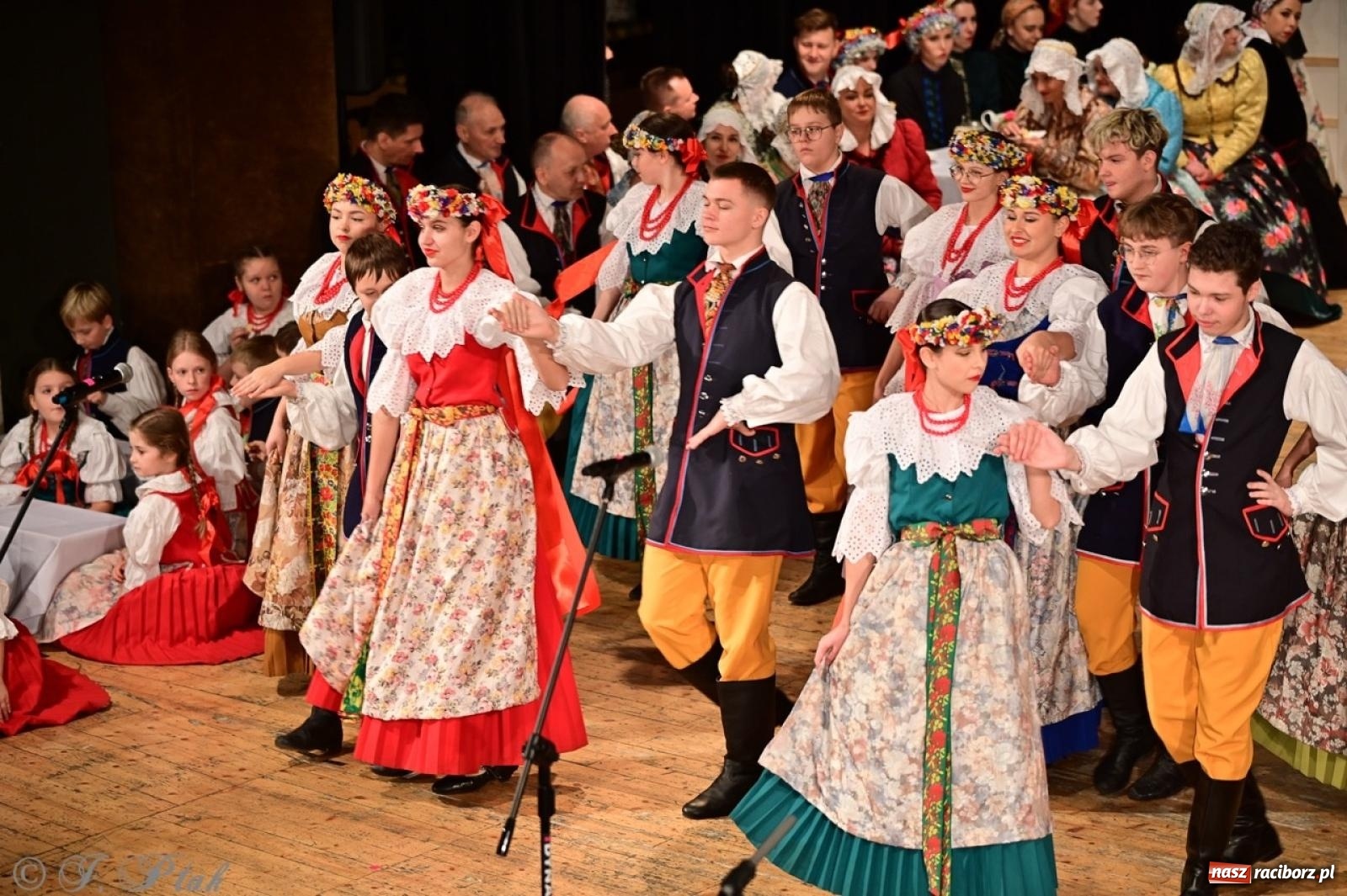 Zdjęcie w galerii na portalu naszraciborz.pl: Raciborzanie wystawili w RCK-u widowisko folklorystyczne Wesele wiadomości z regionu