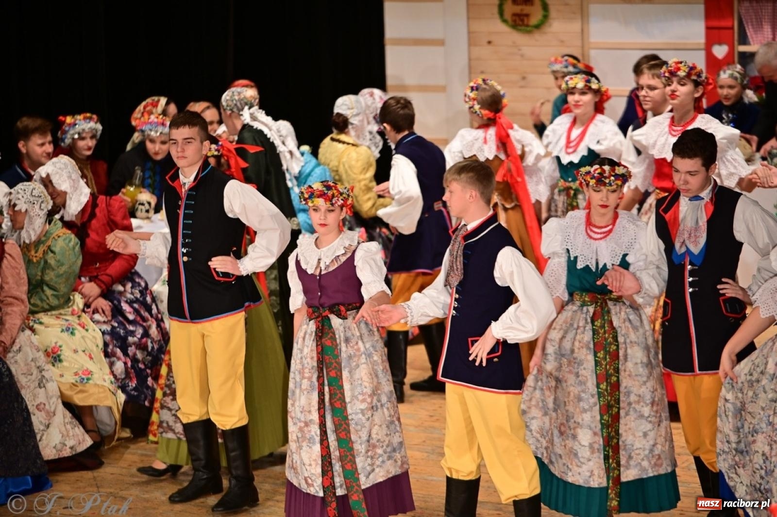 Zdjęcie w galerii na portalu naszraciborz.pl: Raciborzanie wystawili w RCK-u widowisko folklorystyczne Wesele wiadomości z regionu