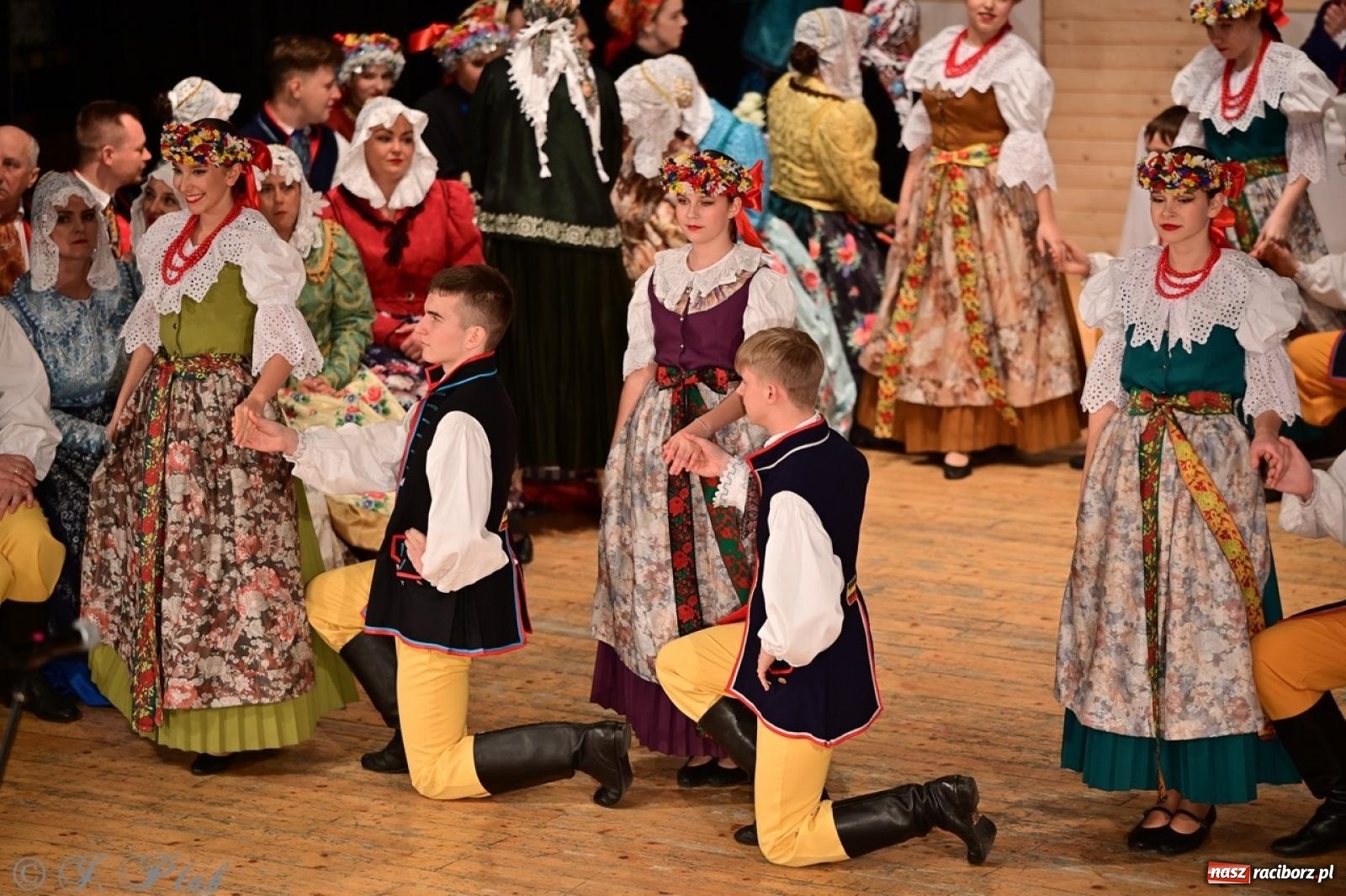 Zdjęcie w galerii na portalu naszraciborz.pl: Raciborzanie wystawili w RCK-u widowisko folklorystyczne Wesele wiadomości z regionu