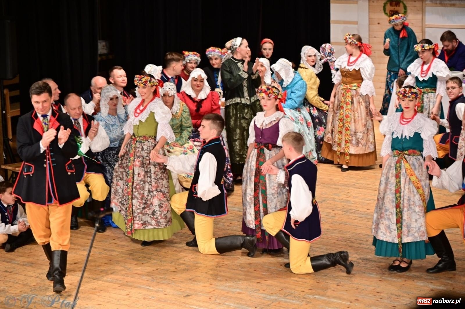 Zdjęcie w galerii na portalu naszraciborz.pl: Raciborzanie wystawili w RCK-u widowisko folklorystyczne Wesele wiadomości z regionu