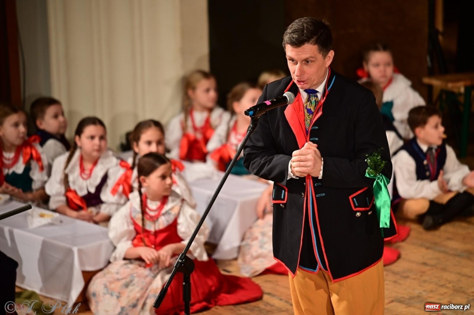 Zdjęcie w galerii na portalu naszraciborz.pl: Raciborzanie wystawili w RCK-u widowisko folklorystyczne Wesele wiadomości z regionu