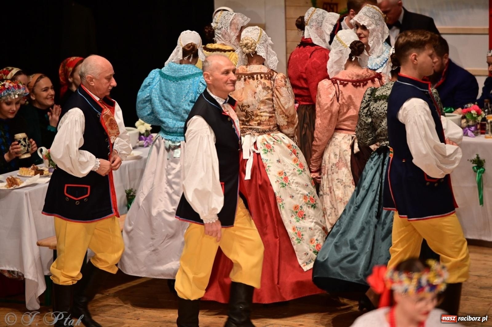 Zdjęcie w galerii na portalu naszraciborz.pl: Raciborzanie wystawili w RCK-u widowisko folklorystyczne Wesele wiadomości z regionu