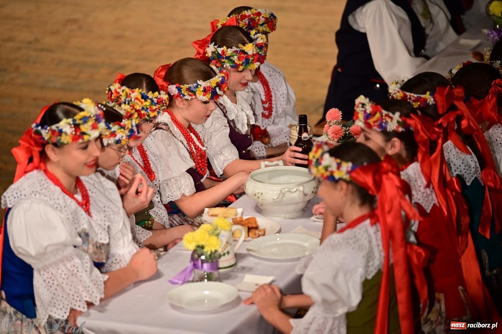 Zdjęcie w galerii na portalu naszraciborz.pl: Raciborzanie wystawili w RCK-u widowisko folklorystyczne Wesele wiadomości z regionu
