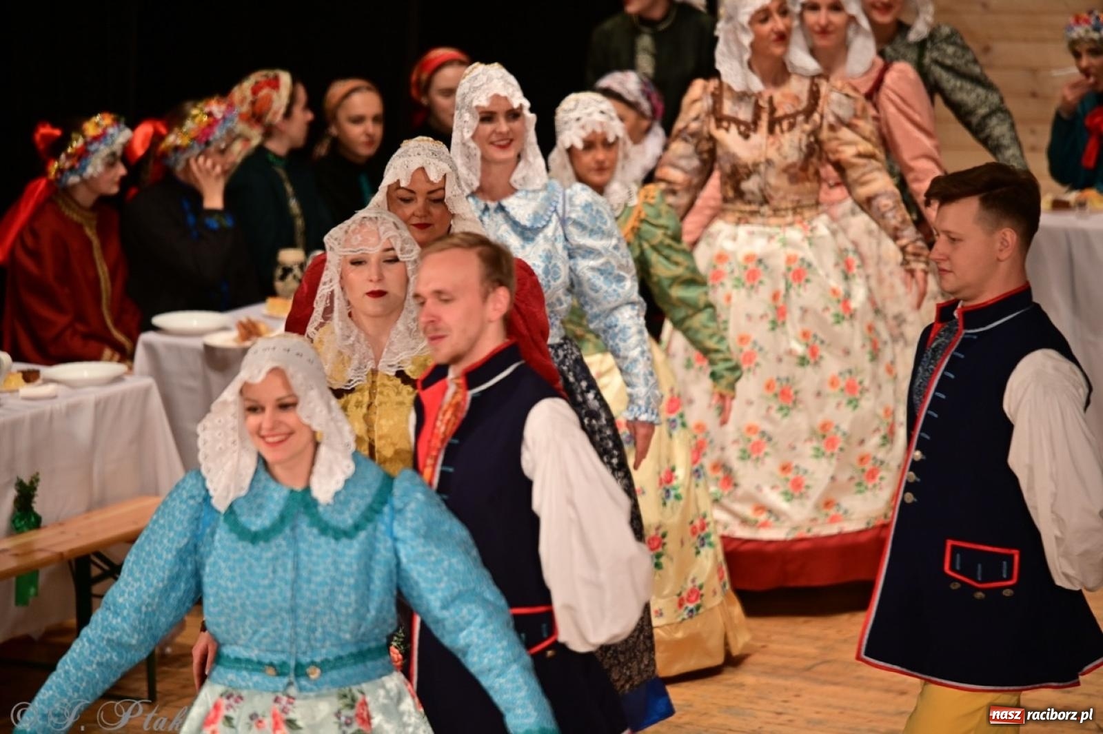 Zdjęcie w galerii na portalu naszraciborz.pl: Raciborzanie wystawili w RCK-u widowisko folklorystyczne Wesele wiadomości z regionu