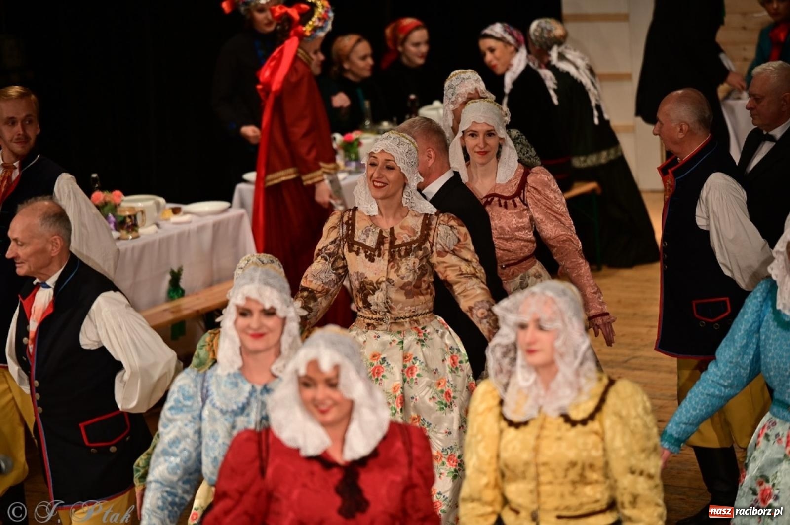 Zdjęcie w galerii na portalu naszraciborz.pl: Raciborzanie wystawili w RCK-u widowisko folklorystyczne Wesele wiadomości z regionu