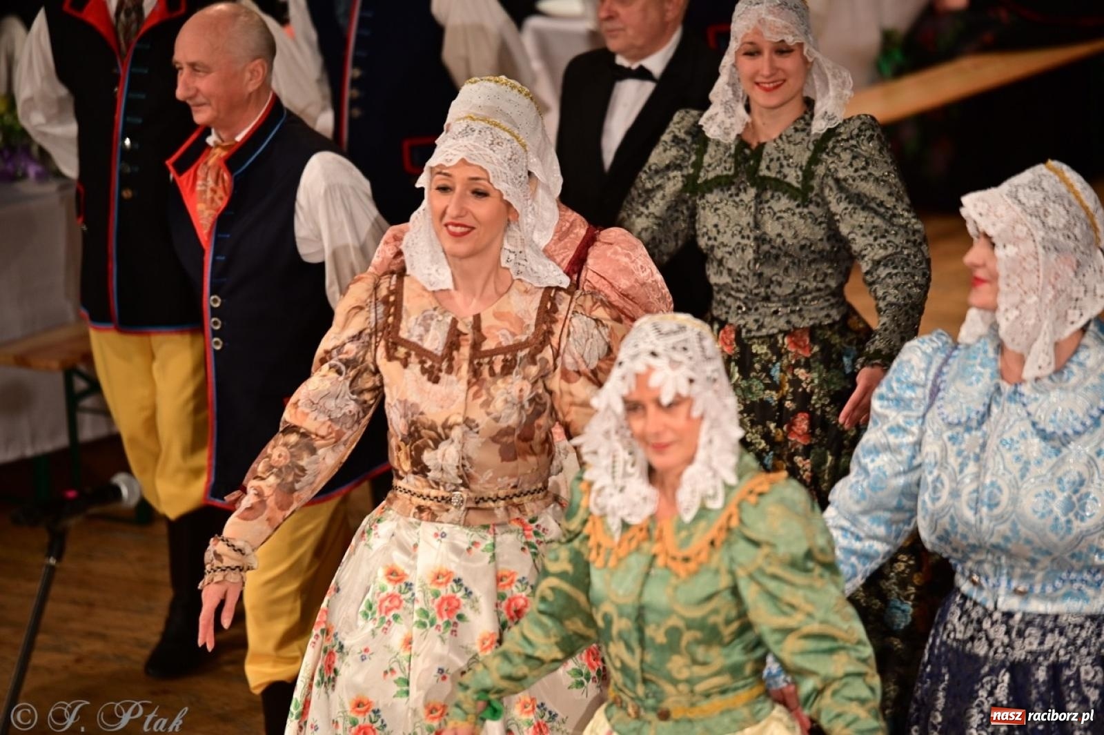 Zdjęcie w galerii na portalu naszraciborz.pl: Raciborzanie wystawili w RCK-u widowisko folklorystyczne Wesele wiadomości z regionu