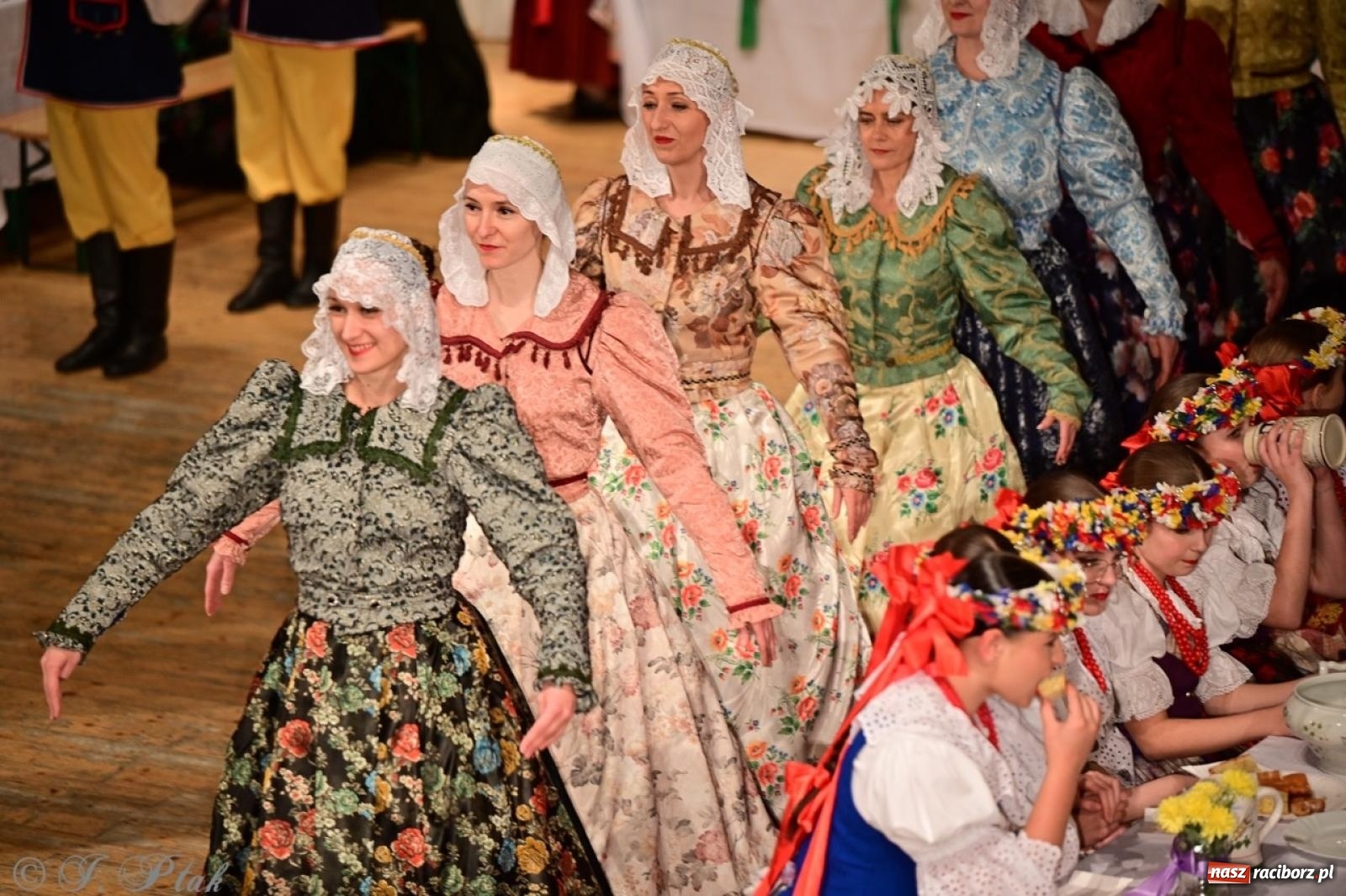 Zdjęcie w galerii na portalu naszraciborz.pl: Raciborzanie wystawili w RCK-u widowisko folklorystyczne Wesele wiadomości z regionu