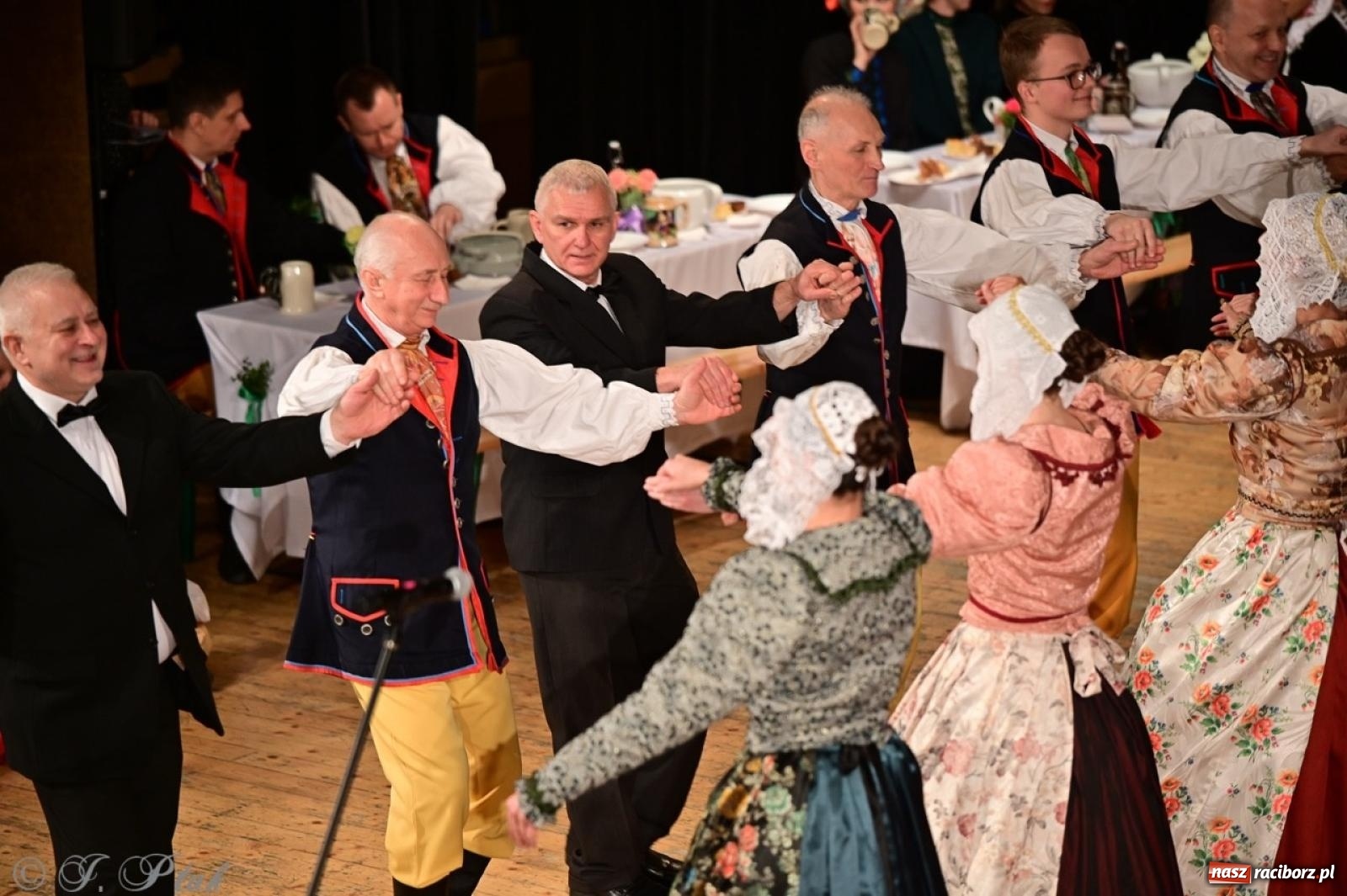 Zdjęcie w galerii na portalu naszraciborz.pl: Raciborzanie wystawili w RCK-u widowisko folklorystyczne Wesele wiadomości z regionu