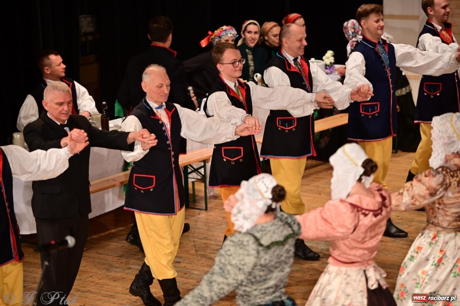 Zdjęcie w galerii na portalu naszraciborz.pl: Raciborzanie wystawili w RCK-u widowisko folklorystyczne Wesele wiadomości z regionu