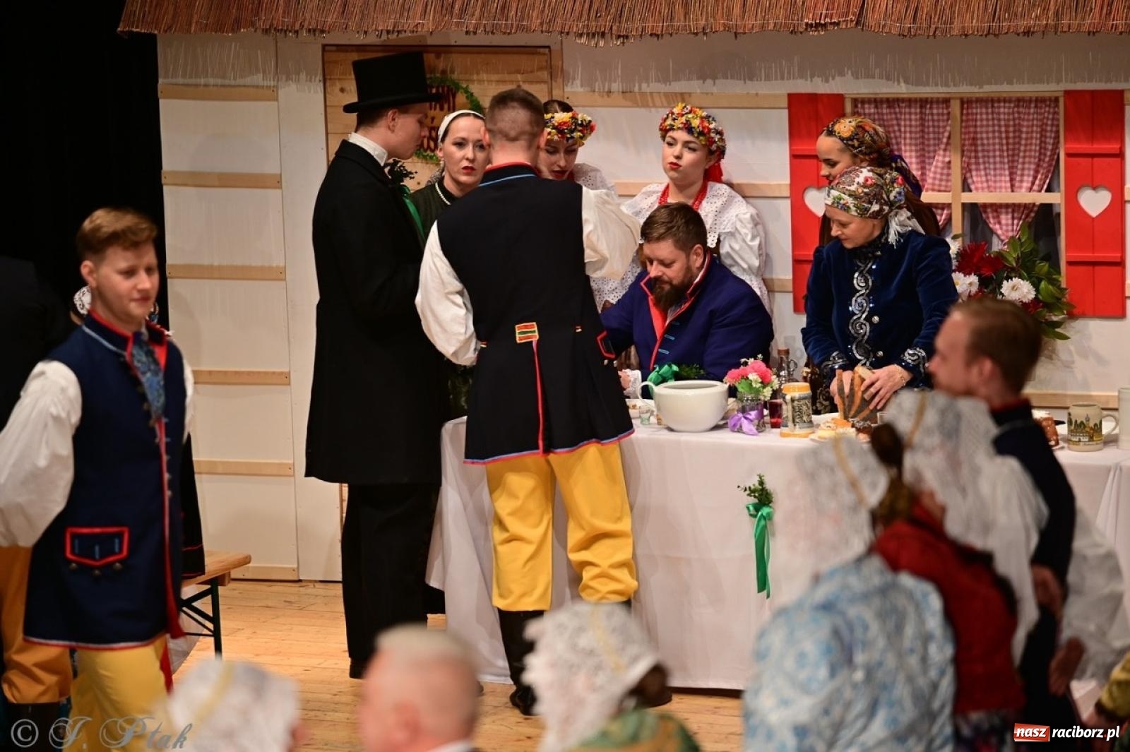 Zdjęcie w galerii na portalu naszraciborz.pl: Raciborzanie wystawili w RCK-u widowisko folklorystyczne Wesele wiadomości z regionu