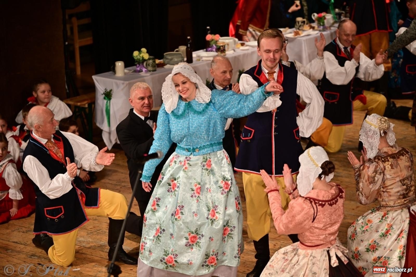 Zdjęcie w galerii na portalu naszraciborz.pl: Raciborzanie wystawili w RCK-u widowisko folklorystyczne Wesele wiadomości z regionu