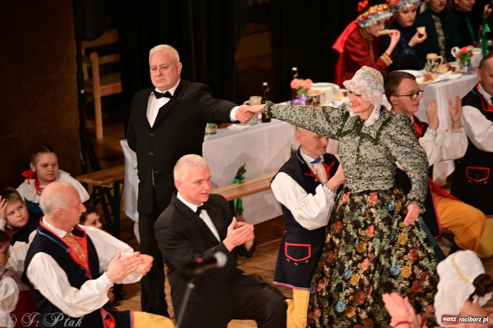 Zdjęcie w galerii na portalu naszraciborz.pl: Raciborzanie wystawili w RCK-u widowisko folklorystyczne Wesele wiadomości z regionu
