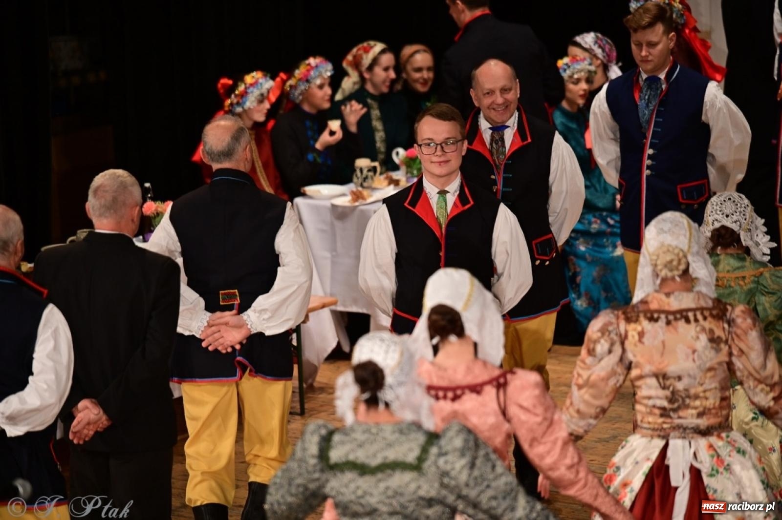 Zdjęcie w galerii na portalu naszraciborz.pl: Raciborzanie wystawili w RCK-u widowisko folklorystyczne Wesele wiadomości z regionu