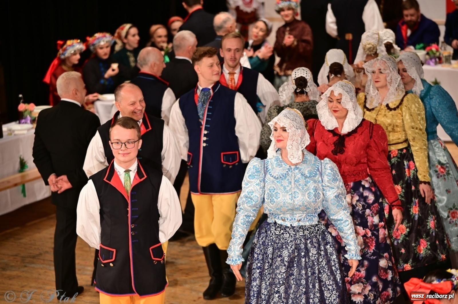 Zdjęcie w galerii na portalu naszraciborz.pl: Raciborzanie wystawili w RCK-u widowisko folklorystyczne Wesele wiadomości z regionu