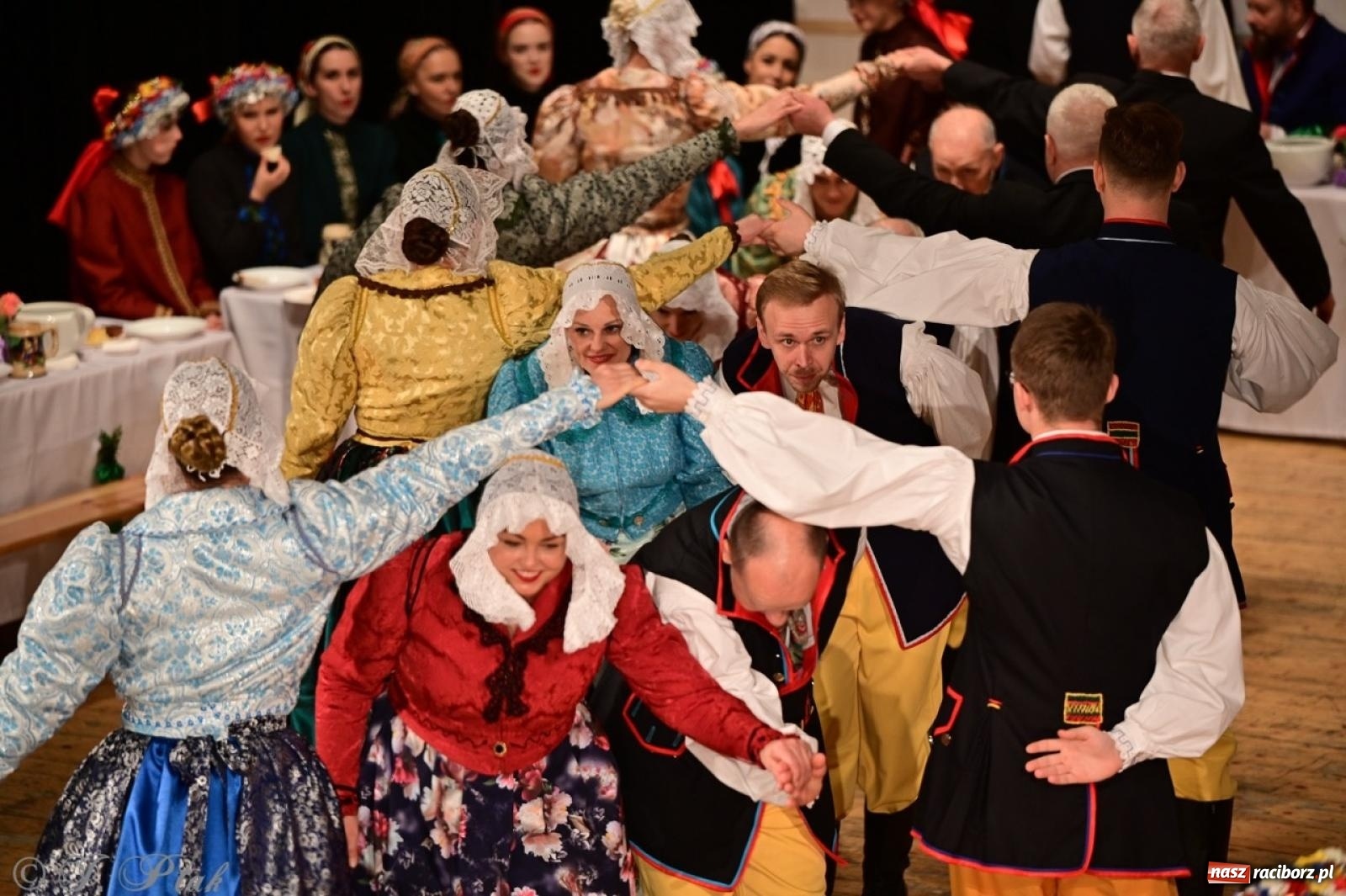 Zdjęcie w galerii na portalu naszraciborz.pl: Raciborzanie wystawili w RCK-u widowisko folklorystyczne Wesele wiadomości z regionu