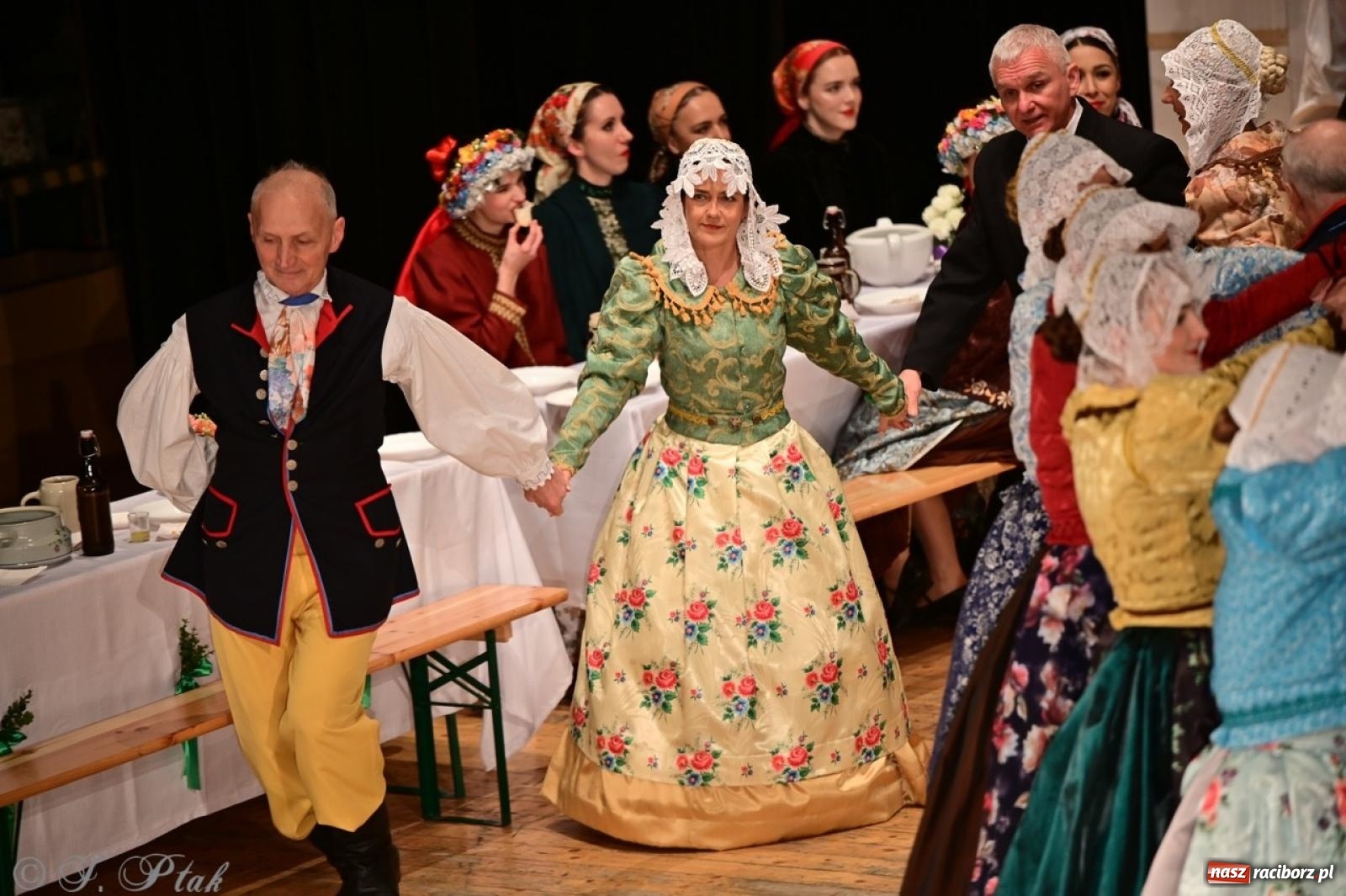 Zdjęcie w galerii na portalu naszraciborz.pl: Raciborzanie wystawili w RCK-u widowisko folklorystyczne Wesele wiadomości z regionu