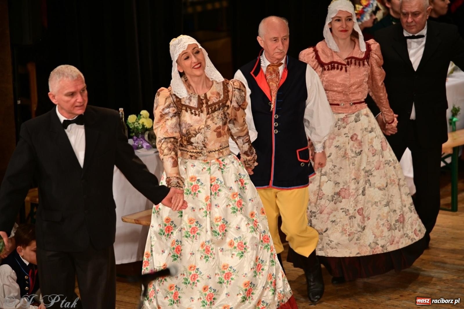Zdjęcie w galerii na portalu naszraciborz.pl: Raciborzanie wystawili w RCK-u widowisko folklorystyczne Wesele wiadomości z regionu