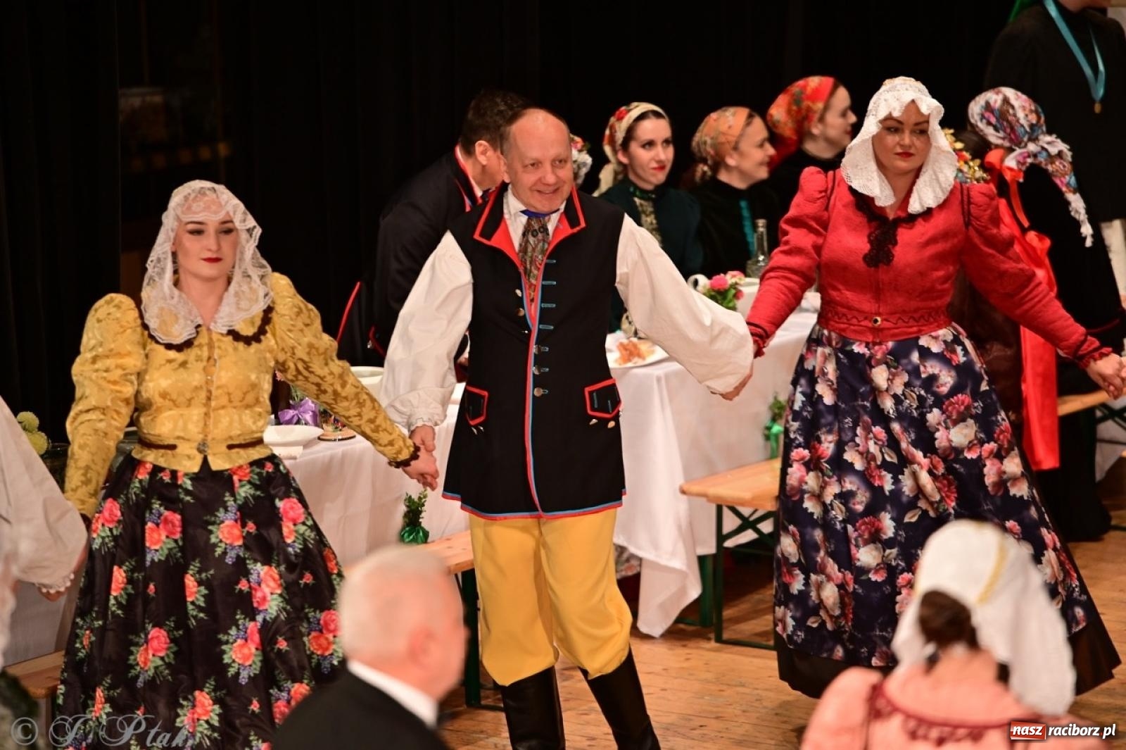Zdjęcie w galerii na portalu naszraciborz.pl: Raciborzanie wystawili w RCK-u widowisko folklorystyczne Wesele wiadomości z regionu