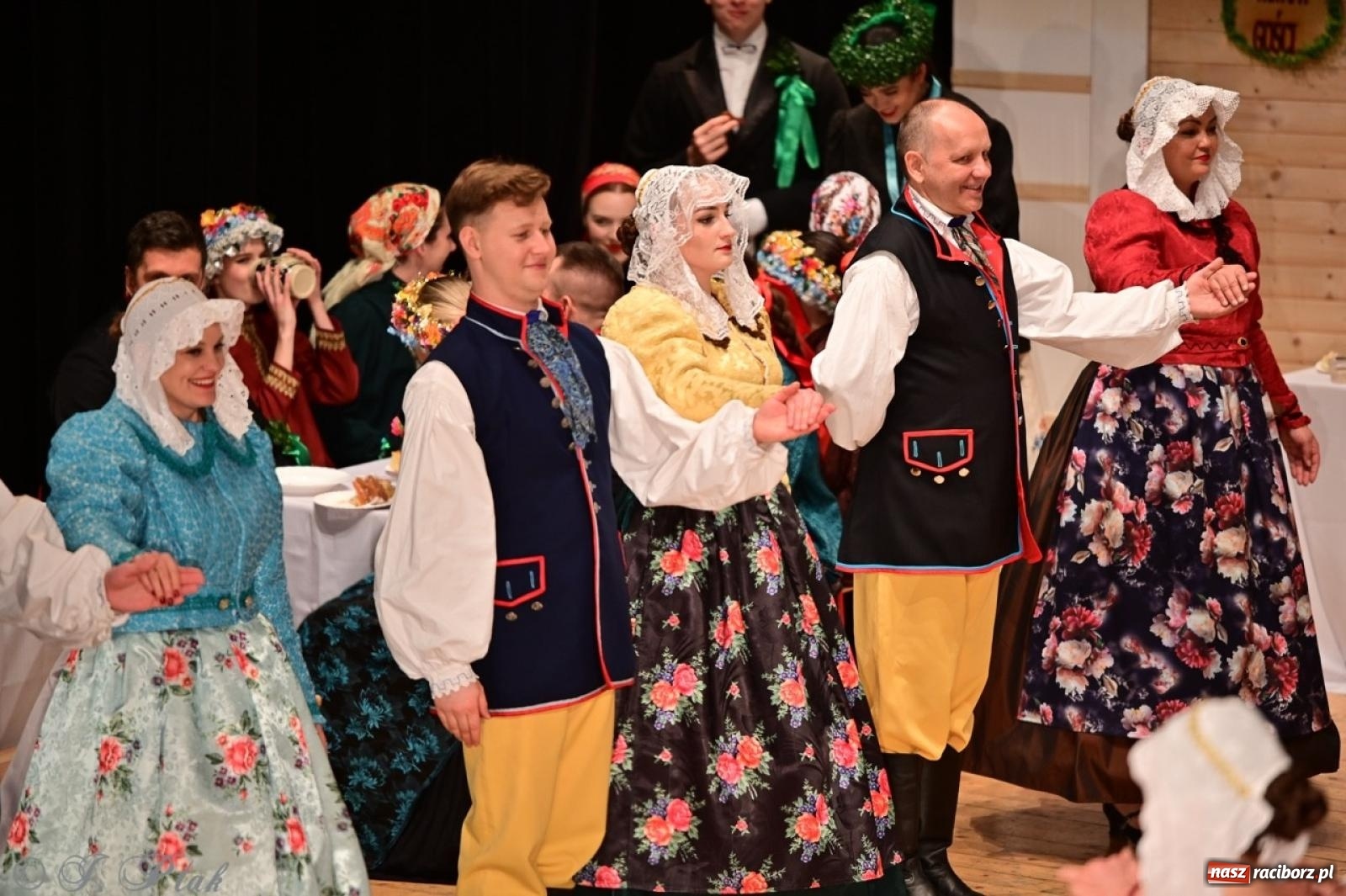 Zdjęcie w galerii na portalu naszraciborz.pl: Raciborzanie wystawili w RCK-u widowisko folklorystyczne Wesele wiadomości z regionu