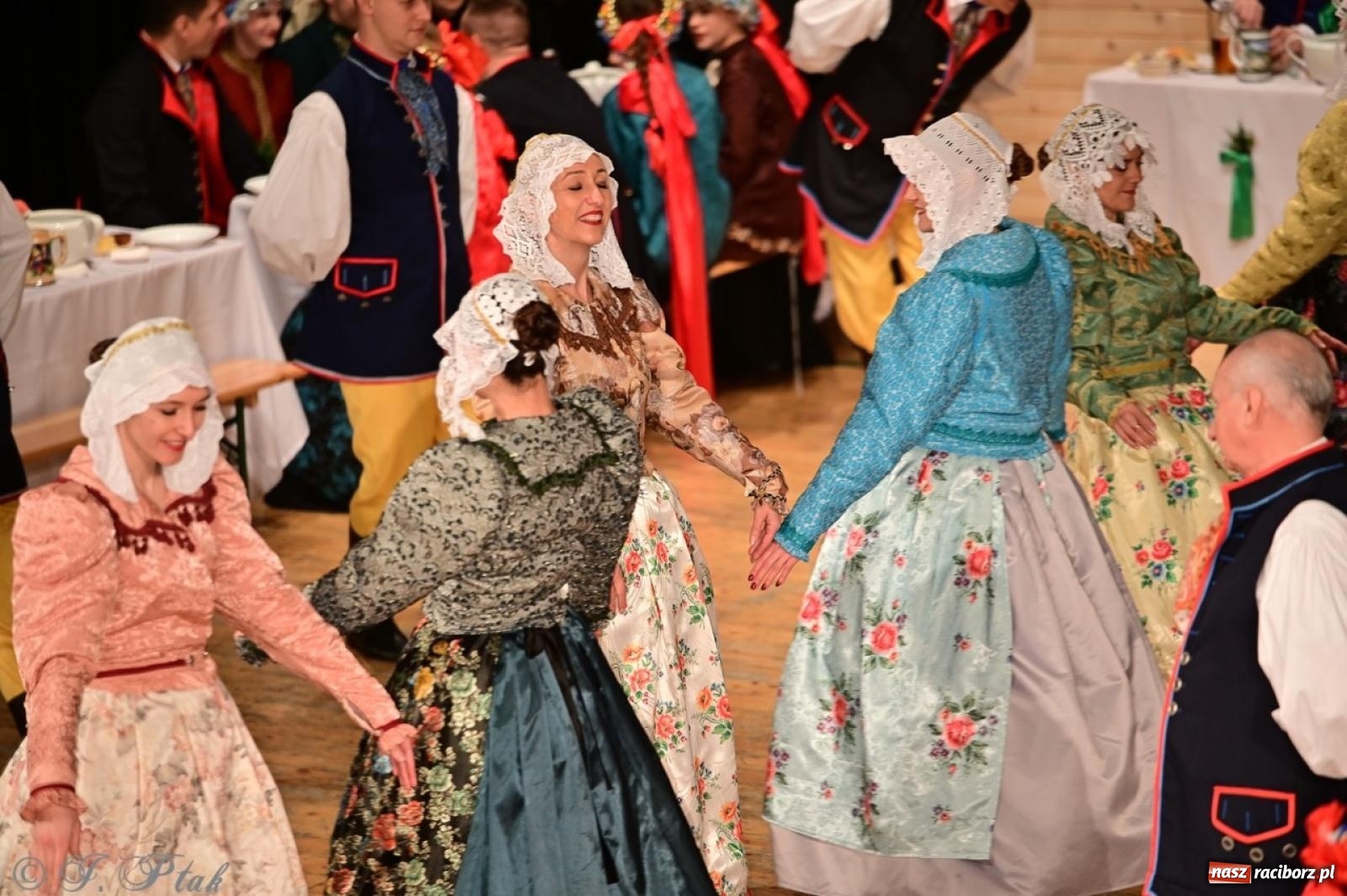 Zdjęcie w galerii na portalu naszraciborz.pl: Raciborzanie wystawili w RCK-u widowisko folklorystyczne Wesele wiadomości z regionu