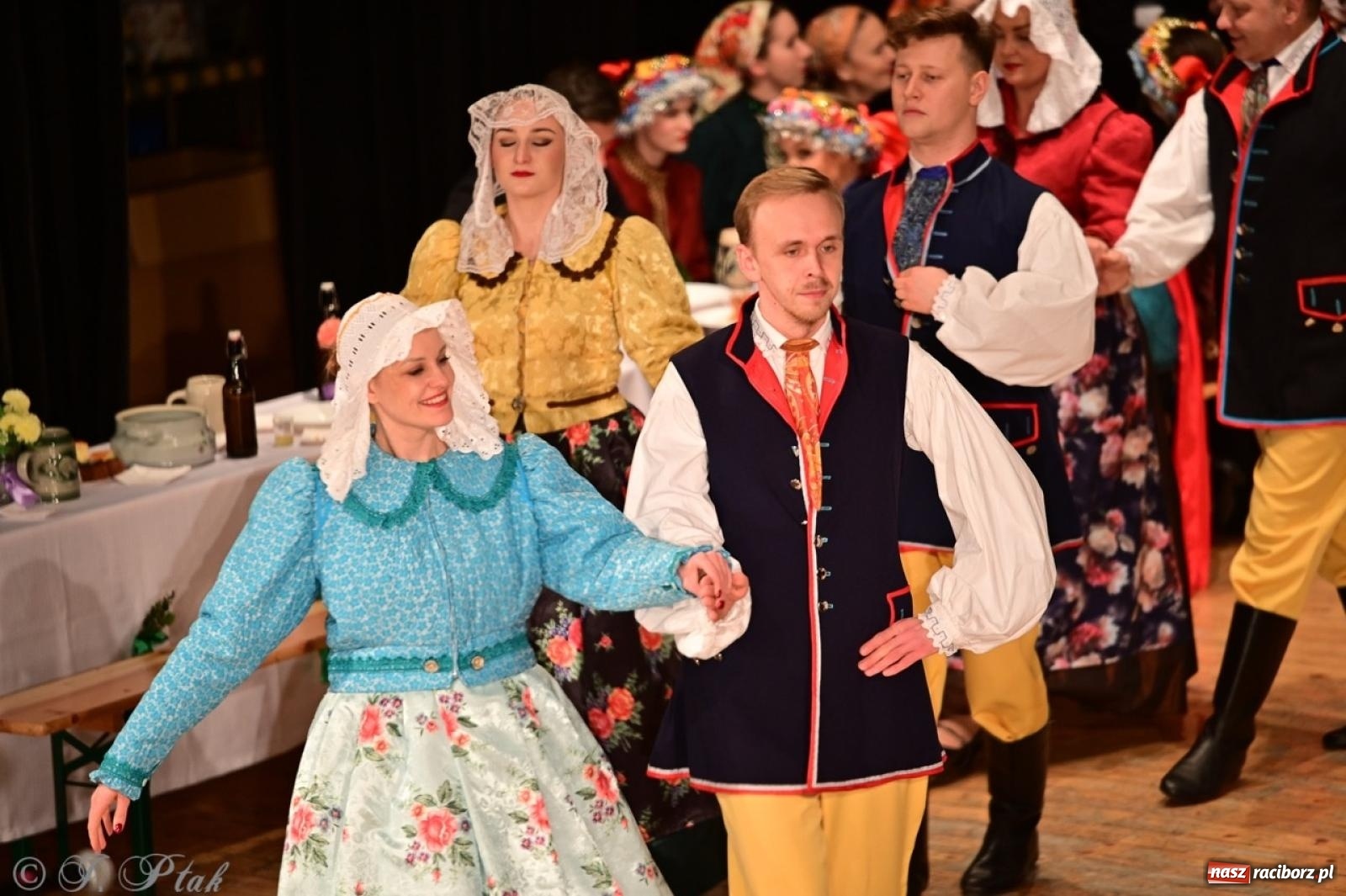 Zdjęcie w galerii na portalu naszraciborz.pl: Raciborzanie wystawili w RCK-u widowisko folklorystyczne Wesele wiadomości z regionu