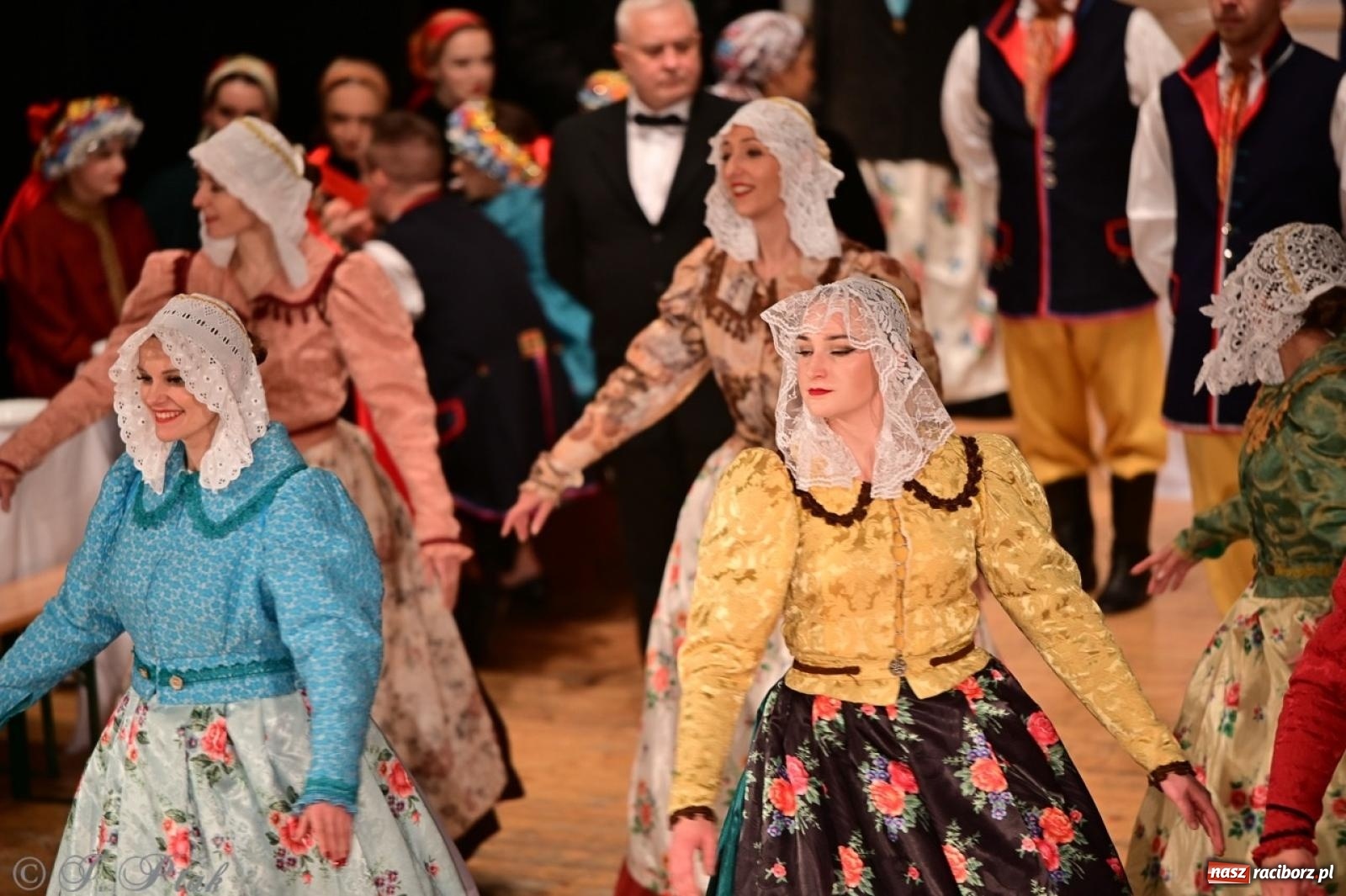Zdjęcie w galerii na portalu naszraciborz.pl: Raciborzanie wystawili w RCK-u widowisko folklorystyczne Wesele wiadomości z regionu