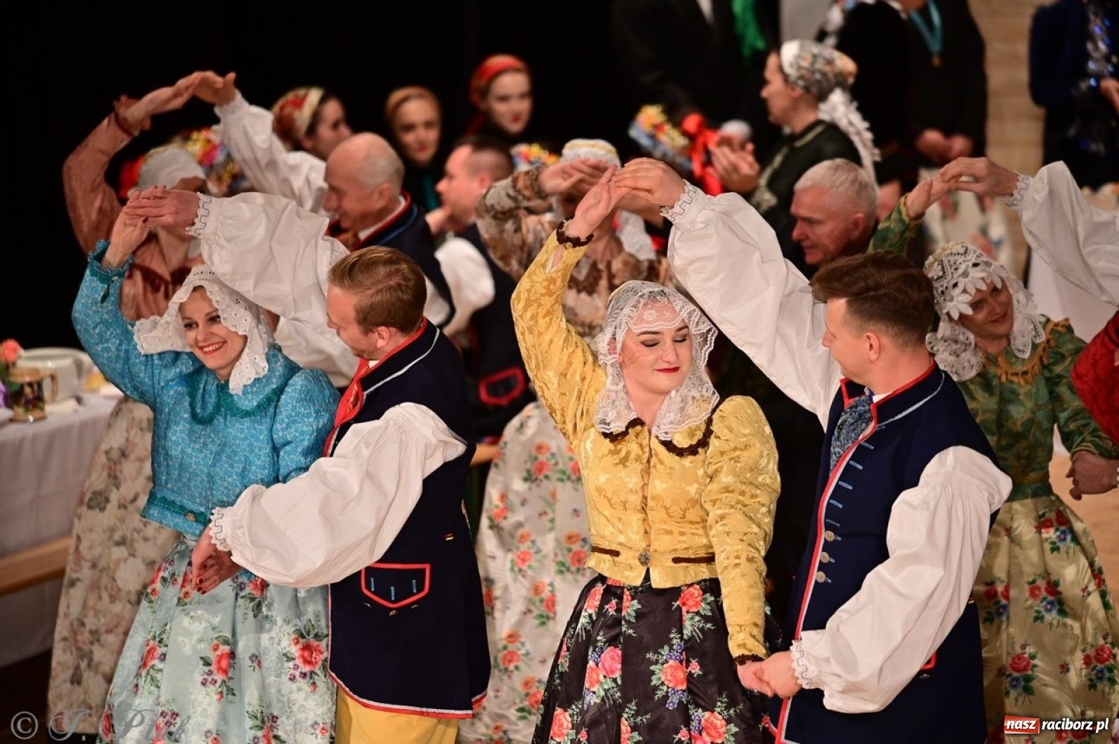 Zdjęcie w galerii na portalu naszraciborz.pl: Raciborzanie wystawili w RCK-u widowisko folklorystyczne Wesele wiadomości z regionu