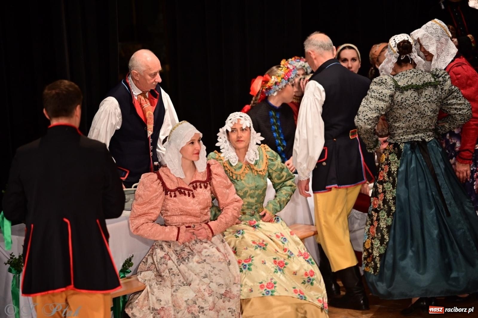 Zdjęcie w galerii na portalu naszraciborz.pl: Raciborzanie wystawili w RCK-u widowisko folklorystyczne Wesele wiadomości z regionu