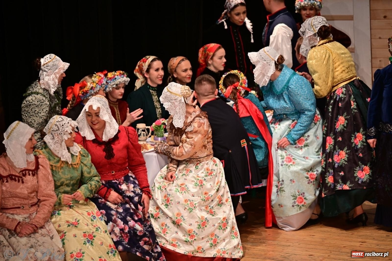 Zdjęcie w galerii na portalu naszraciborz.pl: Raciborzanie wystawili w RCK-u widowisko folklorystyczne Wesele wiadomości z regionu