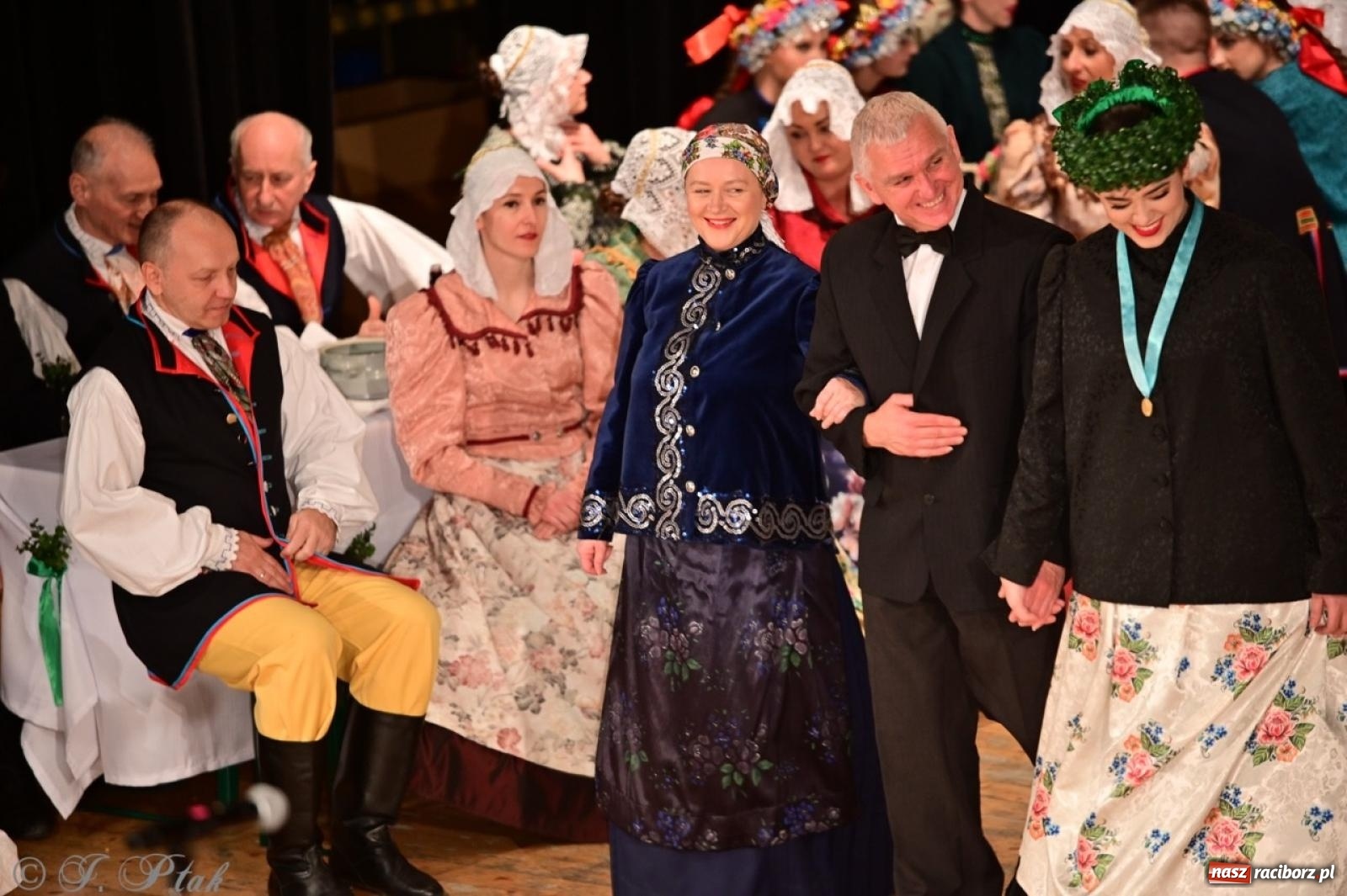 Zdjęcie w galerii na portalu naszraciborz.pl: Raciborzanie wystawili w RCK-u widowisko folklorystyczne Wesele wiadomości z regionu