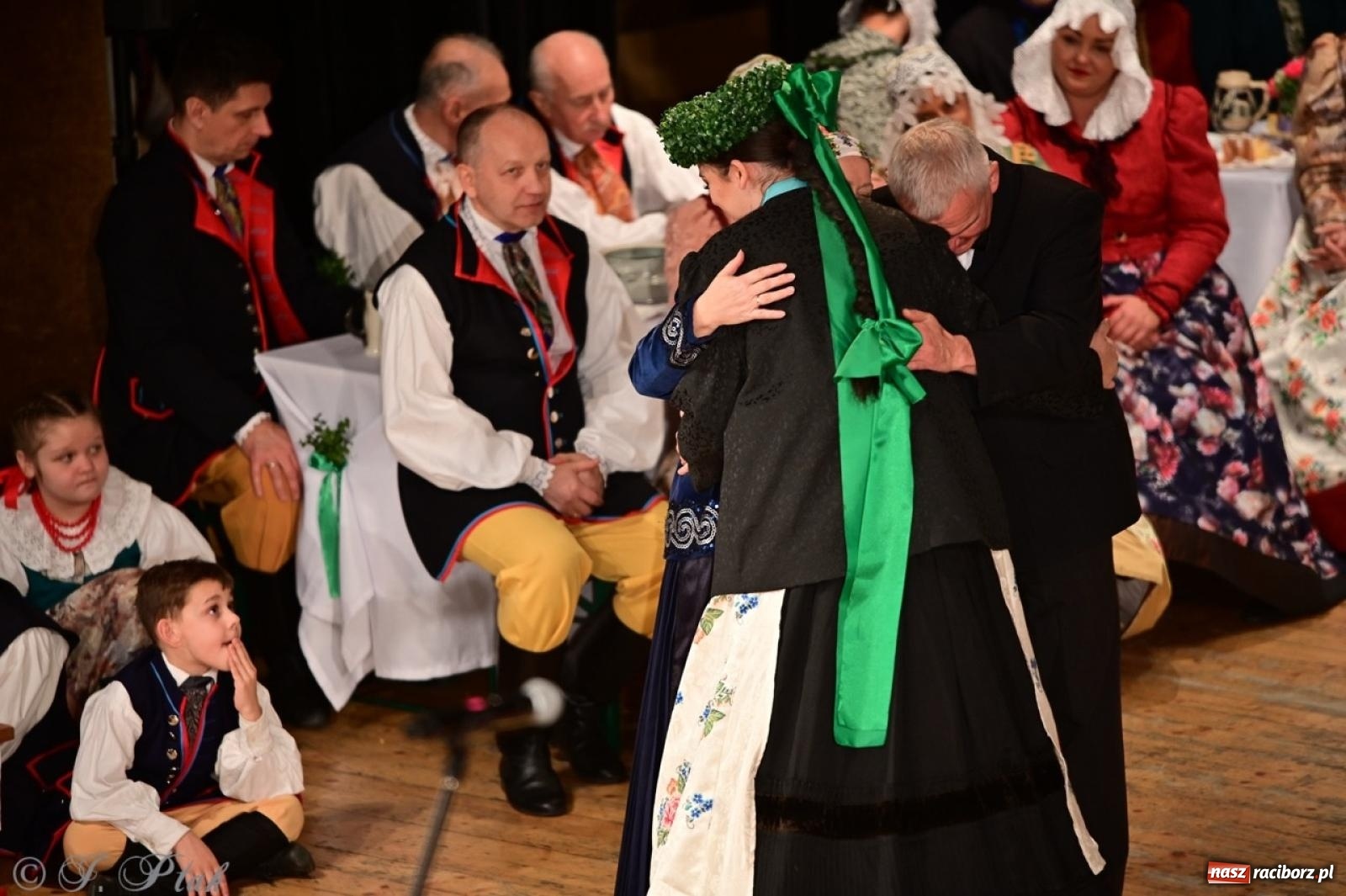 Zdjęcie w galerii na portalu naszraciborz.pl: Raciborzanie wystawili w RCK-u widowisko folklorystyczne Wesele wiadomości z regionu