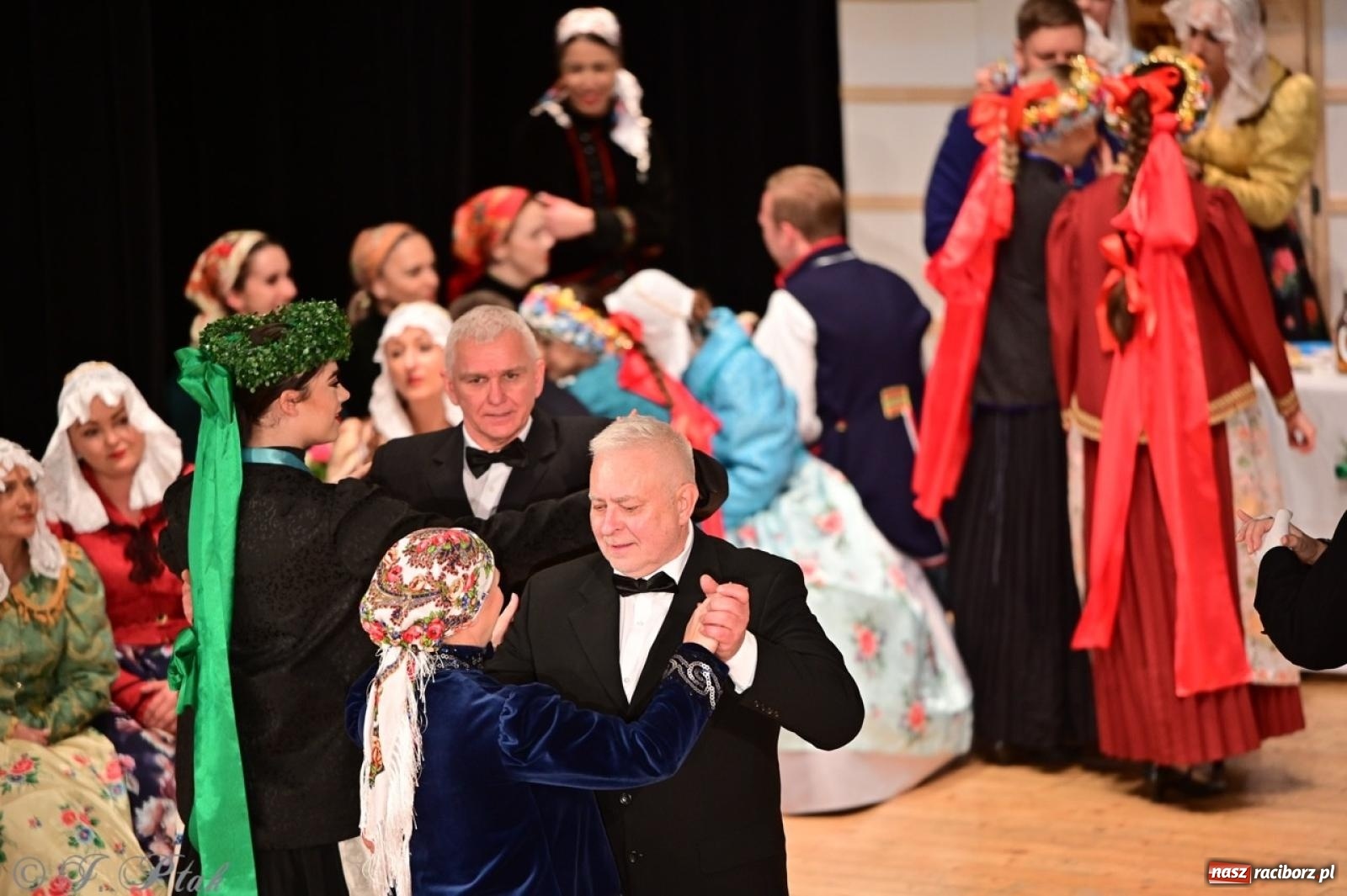 Zdjęcie w galerii na portalu naszraciborz.pl: Raciborzanie wystawili w RCK-u widowisko folklorystyczne Wesele wiadomości z regionu