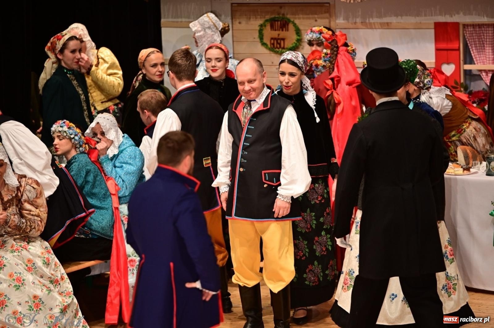 Zdjęcie w galerii na portalu naszraciborz.pl: Raciborzanie wystawili w RCK-u widowisko folklorystyczne Wesele wiadomości z regionu