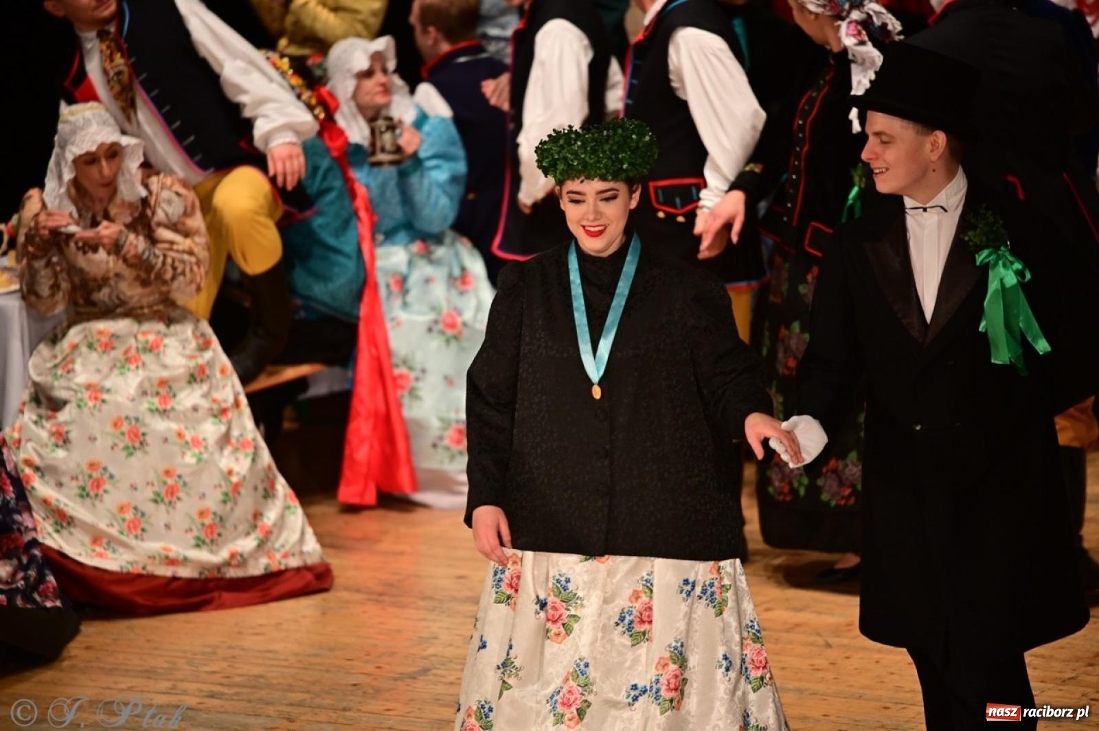 Zdjęcie w galerii na portalu naszraciborz.pl: Raciborzanie wystawili w RCK-u widowisko folklorystyczne Wesele wiadomości z regionu