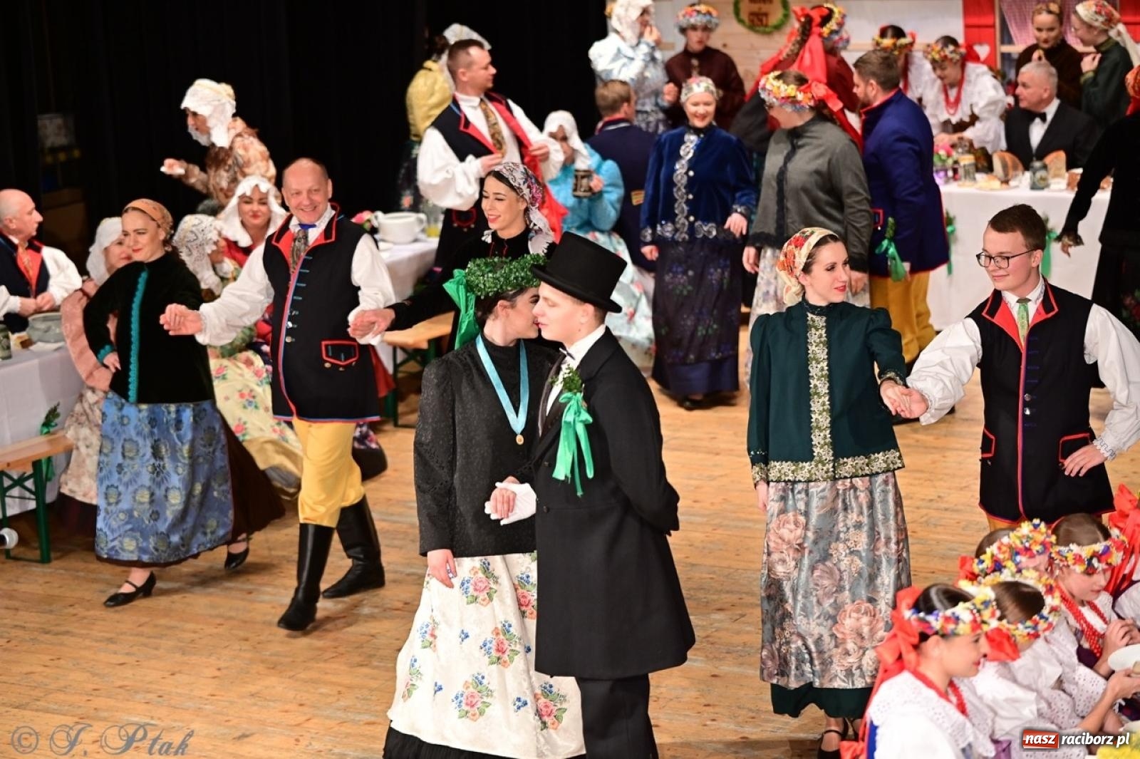 Zdjęcie w galerii na portalu naszraciborz.pl: Raciborzanie wystawili w RCK-u widowisko folklorystyczne Wesele wiadomości z regionu