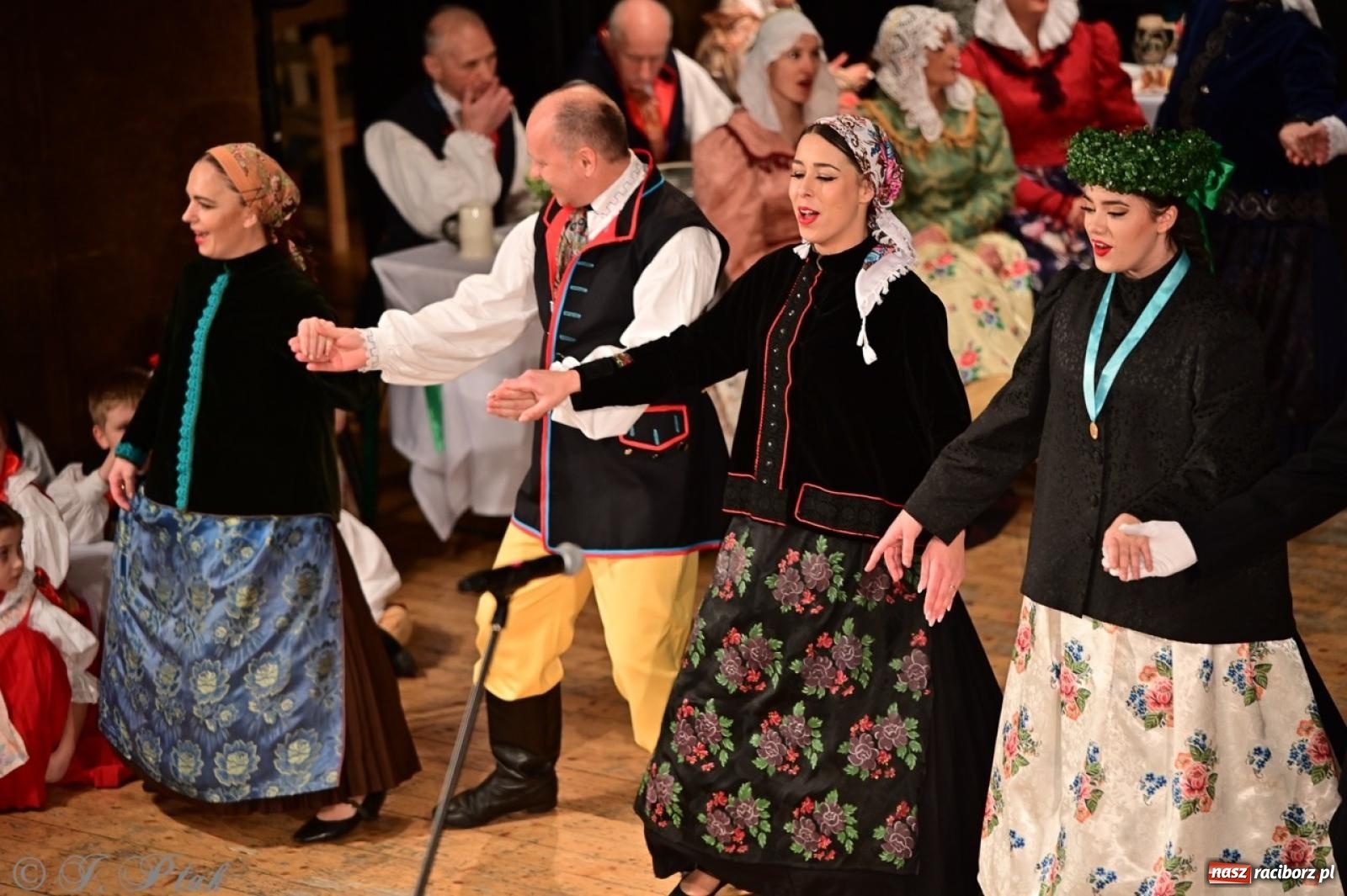 Zdjęcie w galerii na portalu naszraciborz.pl: Raciborzanie wystawili w RCK-u widowisko folklorystyczne Wesele wiadomości z regionu