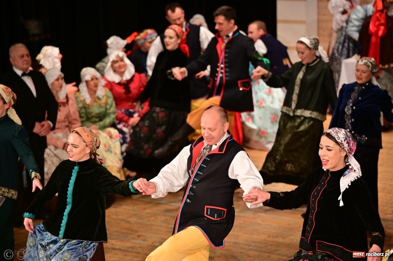 Zdjęcie w galerii na portalu naszraciborz.pl: Raciborzanie wystawili w RCK-u widowisko folklorystyczne Wesele wiadomości z regionu