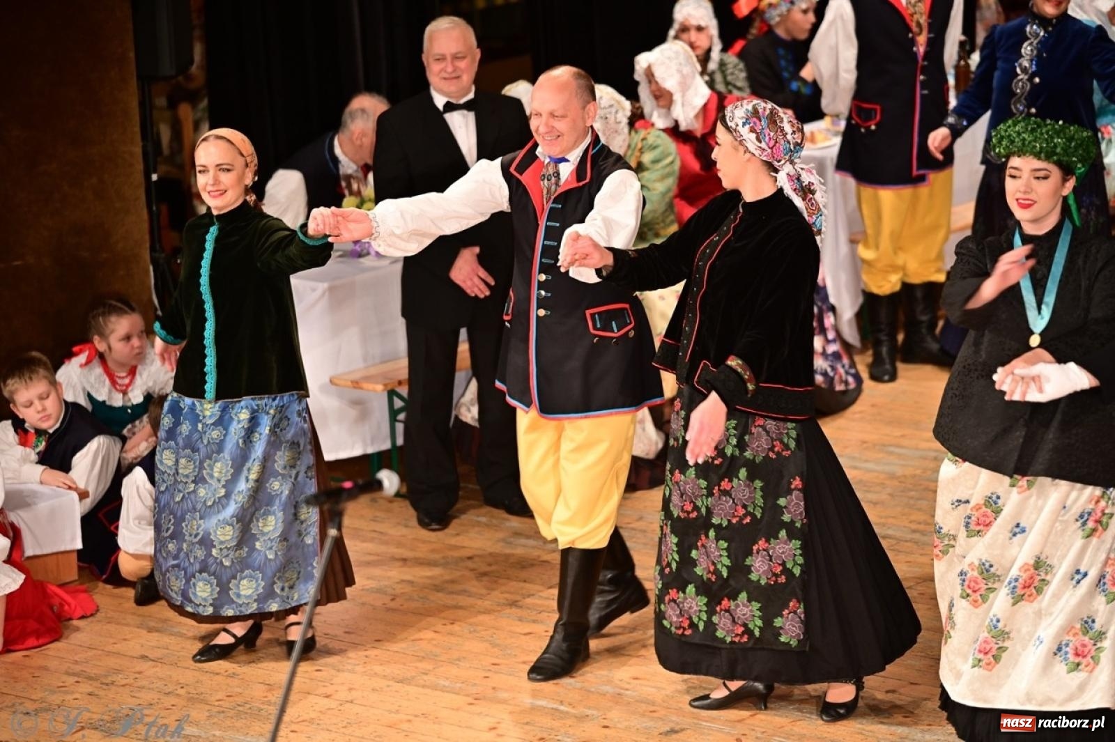Zdjęcie w galerii na portalu naszraciborz.pl: Raciborzanie wystawili w RCK-u widowisko folklorystyczne Wesele wiadomości z regionu