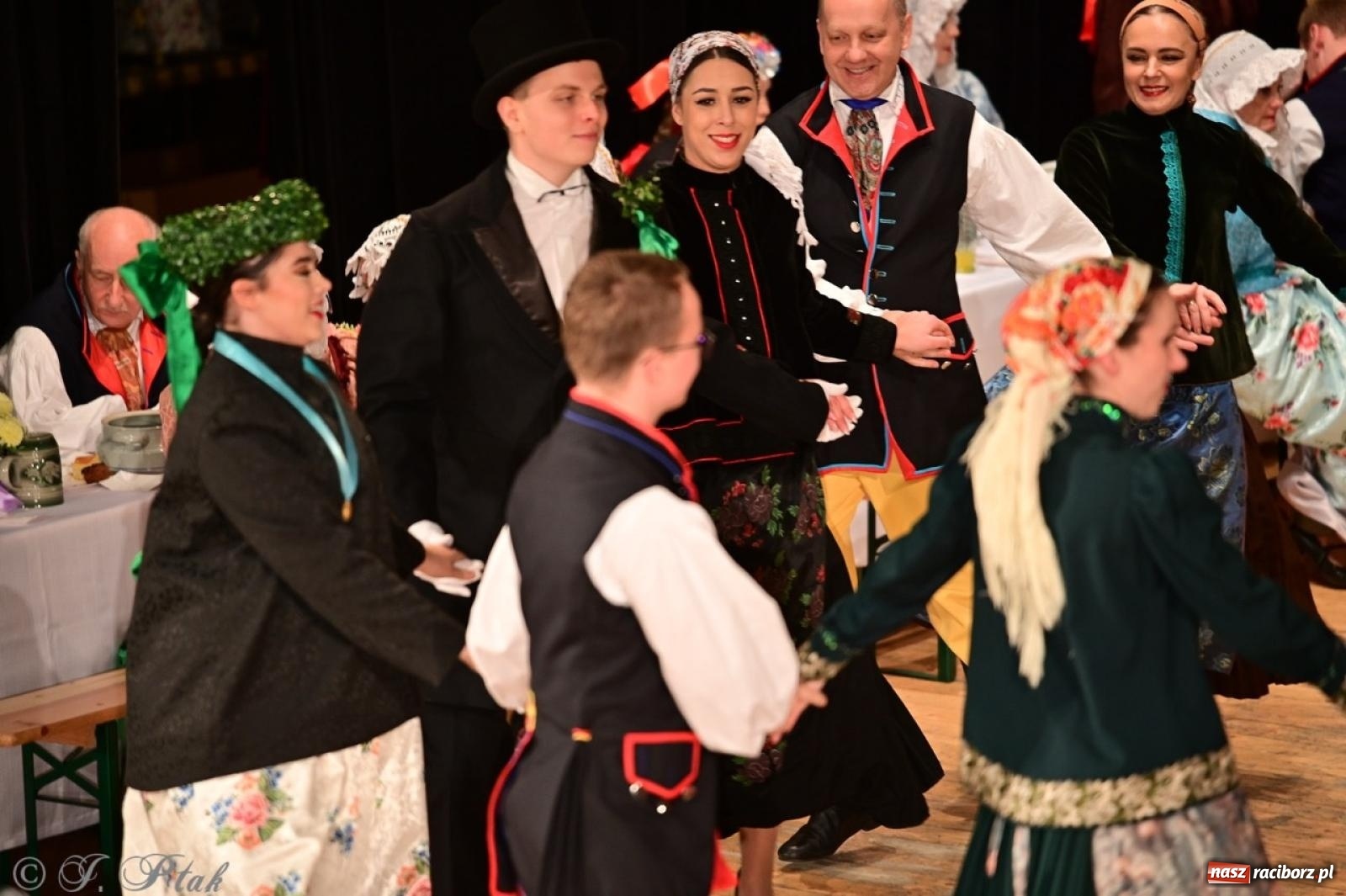 Zdjęcie w galerii na portalu naszraciborz.pl: Raciborzanie wystawili w RCK-u widowisko folklorystyczne Wesele wiadomości z regionu