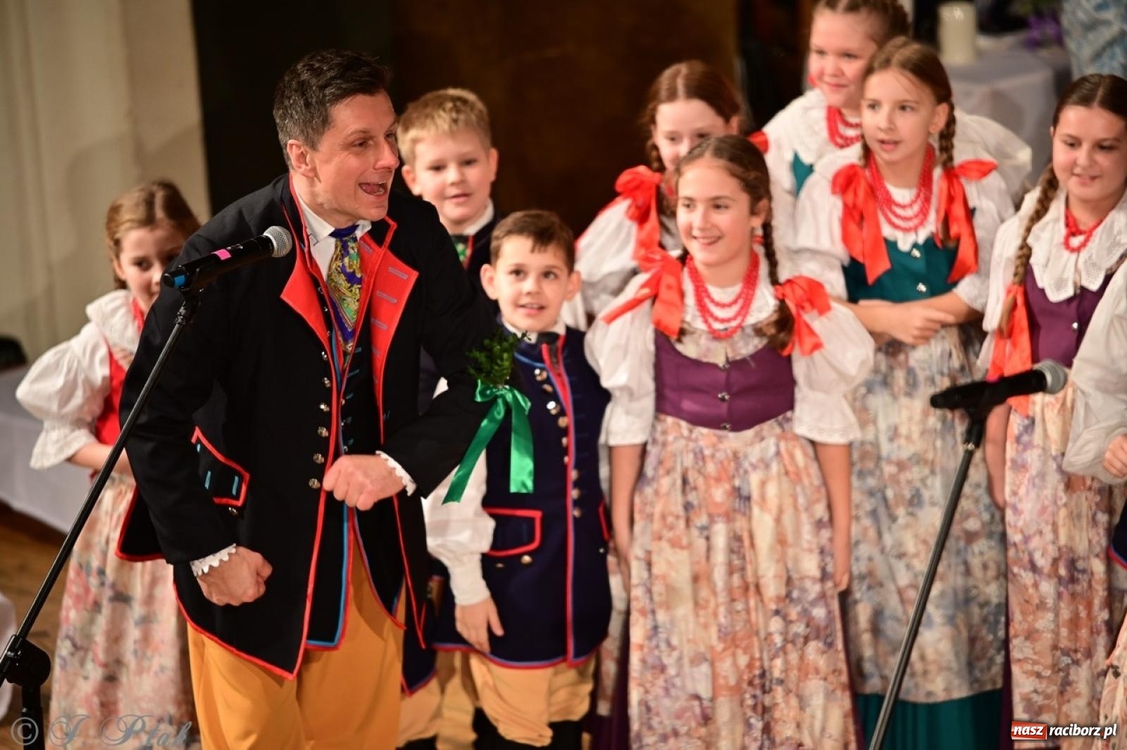 Zdjęcie w galerii na portalu naszraciborz.pl: Raciborzanie wystawili w RCK-u widowisko folklorystyczne Wesele wiadomości z regionu