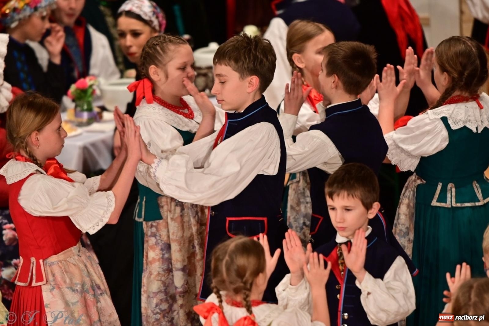 Zdjęcie w galerii na portalu naszraciborz.pl: Raciborzanie wystawili w RCK-u widowisko folklorystyczne Wesele wiadomości z regionu