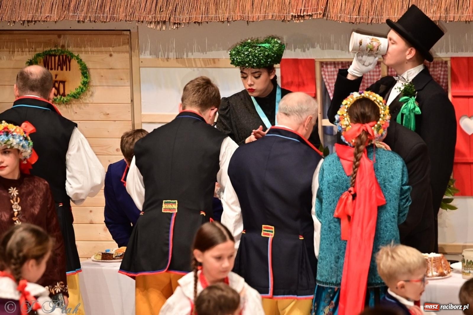 Zdjęcie w galerii na portalu naszraciborz.pl: Raciborzanie wystawili w RCK-u widowisko folklorystyczne Wesele wiadomości z regionu