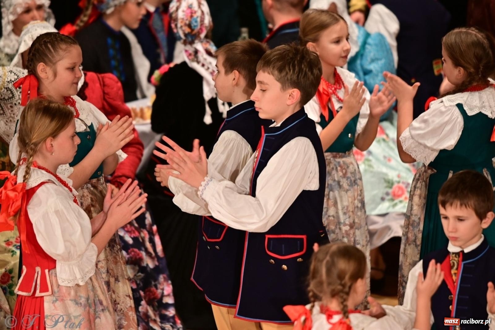 Zdjęcie w galerii na portalu naszraciborz.pl: Raciborzanie wystawili w RCK-u widowisko folklorystyczne Wesele wiadomości z regionu