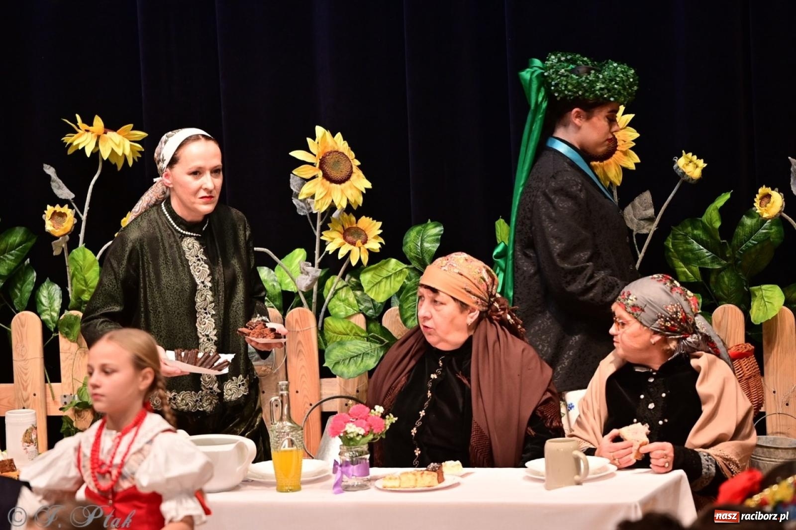 Zdjęcie w galerii na portalu naszraciborz.pl: Raciborzanie wystawili w RCK-u widowisko folklorystyczne Wesele wiadomości z regionu